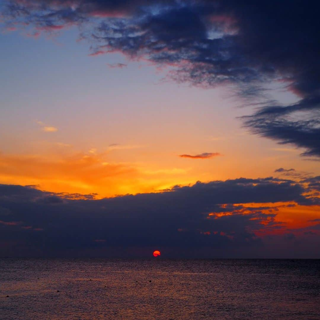 大寺かおりさんのインスタグラム写真 - (大寺かおりInstagram)「🌅🏝 . . . #与論島 #夕日 #黄昏時 #海 #yoron #yoronisland #sunset #beach #travelphotography #sunsetbeach #ヨロン #与論島旅行 #夕焼け #ファインダー越しの私の世界 #photo_jpn #beautifulworld」5月10日 23時05分 - kaori_ootera