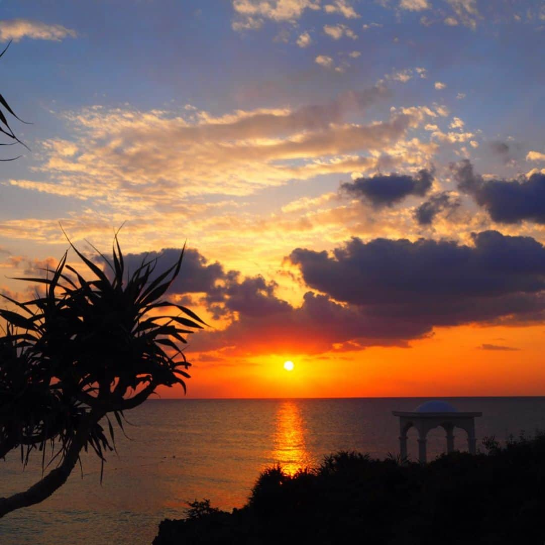 大寺かおりさんのインスタグラム写真 - (大寺かおりInstagram)「🌅🏝 . . . #与論島 #夕日 #黄昏時 #海 #yoron #yoronisland #sunset #beach #travelphotography #sunsetbeach #ヨロン #与論島旅行 #夕焼け #ファインダー越しの私の世界 #photo_jpn #beautifulworld」5月10日 23時05分 - kaori_ootera