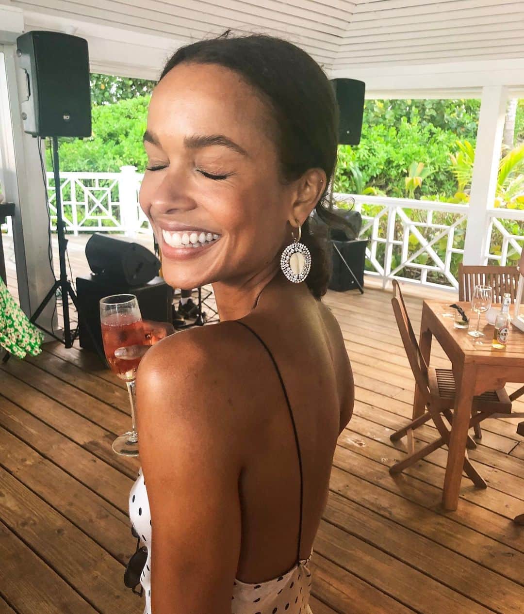 ダニジョーのインスタグラム：「All smiles for #branielle wedding weekend ✨🥰 @francesaaternir celebrating in the Morris earrings • tap to shop #dannijogirls」