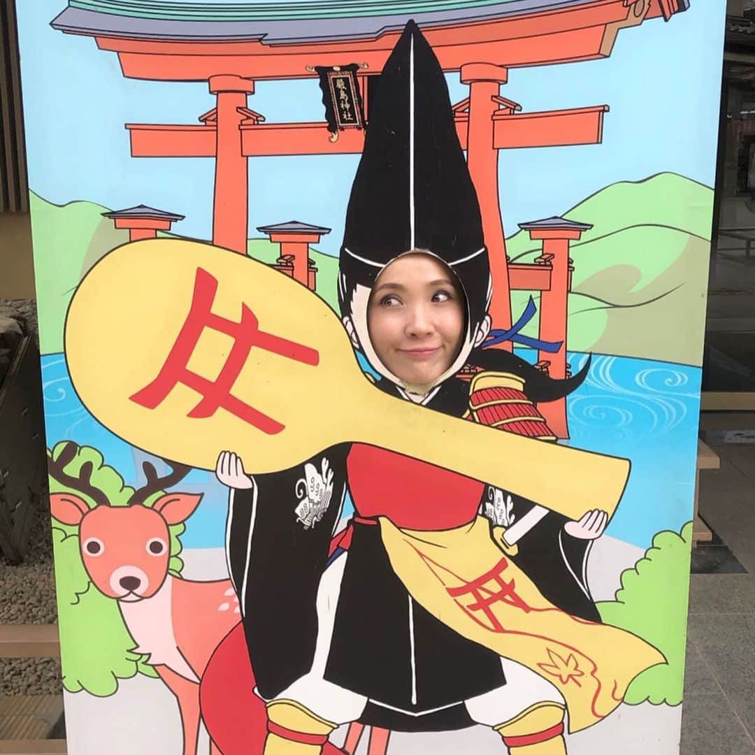 壱城あずささんのインスタグラム写真 - (壱城あずさInstagram)「.﻿ せっかく広島に来たならば！！と宮島の厳島神社へ⛩✨﻿ 何度来ても心が洗われ美しい風景に圧倒される。﻿ 念願の『あなごめしうえの』のあなごめしを食べられてとっても幸せ❤️﻿ ﻿ #宮島﻿ #厳島神社﻿ #あなごめしうえの﻿ #30分並んだ﻿ #おいしかったー﻿ #十碧れいや﻿ #壱城あずさ﻿ #しーらん﻿」5月10日 23時06分 - shiiran1012