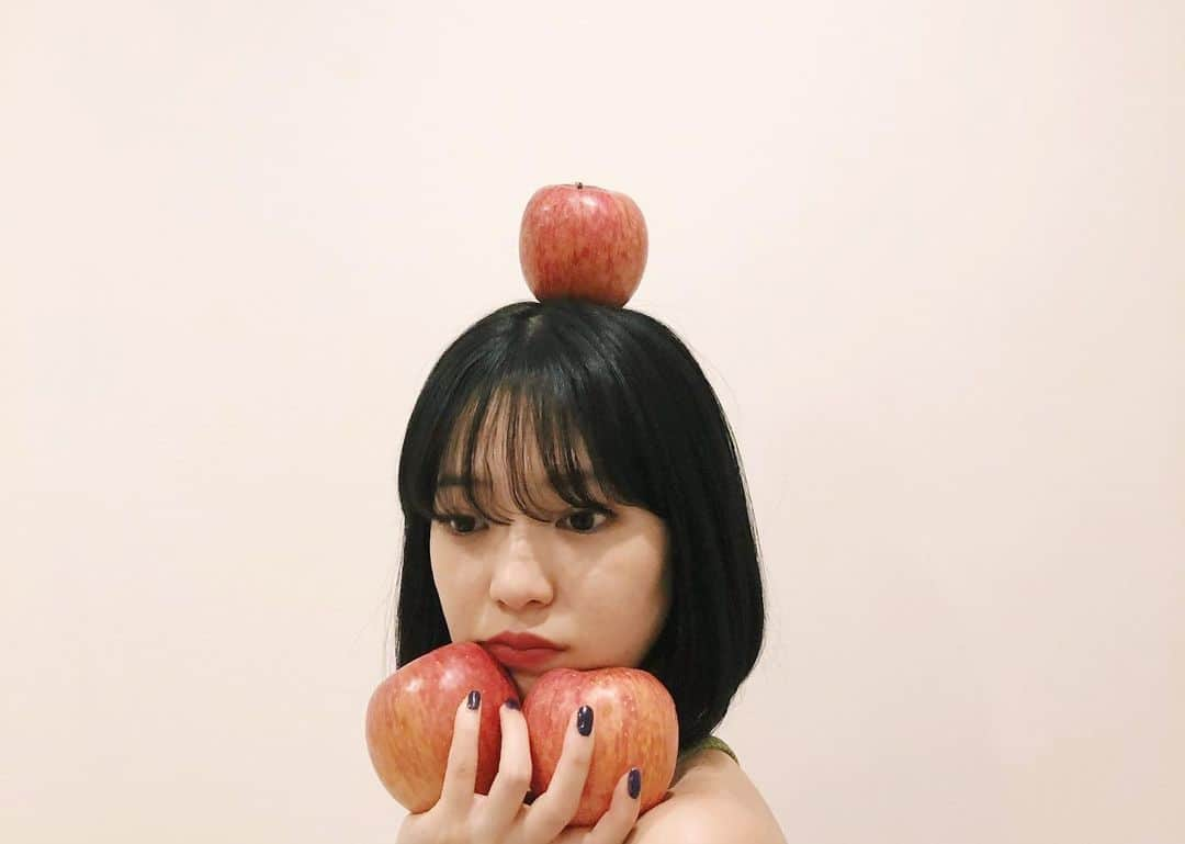 田中芽衣（めいめろ）さんのインスタグラム写真 - (田中芽衣（めいめろ）Instagram)「🍎 理紗がくれた林檎 理紗が撮ってくれた私 @lisabayne_official」5月10日 23時09分 - mei_tnk