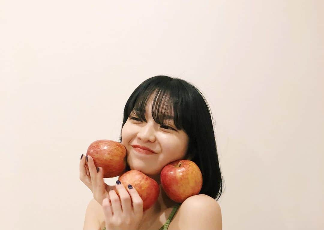 田中芽衣（めいめろ）さんのインスタグラム写真 - (田中芽衣（めいめろ）Instagram)「🍎 理紗がくれた林檎 理紗が撮ってくれた私 @lisabayne_official」5月10日 23時09分 - mei_tnk