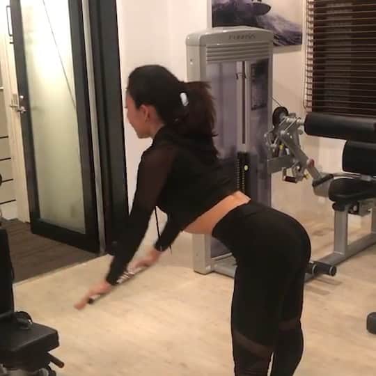 長嶺菜菜子のインスタグラム：「背中のブラからはみ出るお肉ちゃんに効くトレーニングはこれよ💪💪﻿ ﻿ ﻿ ポイントは﻿ ちゃんと腕を向こう側にしっかーーーーーーり伸ばすこと👈﻿ んで、腕の力はあまり使わず背中の肩甲骨を寄せるイメージ👈﻿ 胸を張る👈﻿ ﻿ ﻿ らしいよ﻿ ﻿ ﻿ たくさん言われすぎて意識するところが多くて﻿ たまに分からんくなる( '∀︎' )﻿ ﻿ ﻿ 左から﻿ 右から﻿ 後ろから﻿ の動画載せてみた🙌😎﻿ ﻿ ﻿ wear... @lavia_sport ﻿﻿ Personal gym... @beasty_gym ﻿ ﻿ そしてここのジム﻿ 期間限定でモニター募集してるヾ(*･∀︎･*)ﾉﾞ﻿ ﻿ ﻿ 私もこのモニターから始めてパーソナルの良さを認識したさぁ(｣°ﾛ°)｣﻿ ﻿ ﻿ 自分でのトレーニングもいいけど﻿ 1度プロの手を借りて学ぶのもあり🤩👌👌﻿ ﻿ ﻿ #筋トレ #筋トレ女子 ﻿ #沖縄人 #うちなんちゅ﻿ #健康美  #筋トレウェア #可愛いウェア﻿ #スポーツ好き #アクティブ﻿ #スポーツ女子 #トレーニング女子﻿ #ワークアウト #トレーニングウェア ﻿ #ワークアウトウェア #ウェア ﻿ #スポーツウェア #ラヴィア﻿ #ナイキ #パーソナルトレーニング ﻿ #workout #NIKE好き﻿ #lavia #laviasport ﻿ #Personalgym﻿ #beastygym」