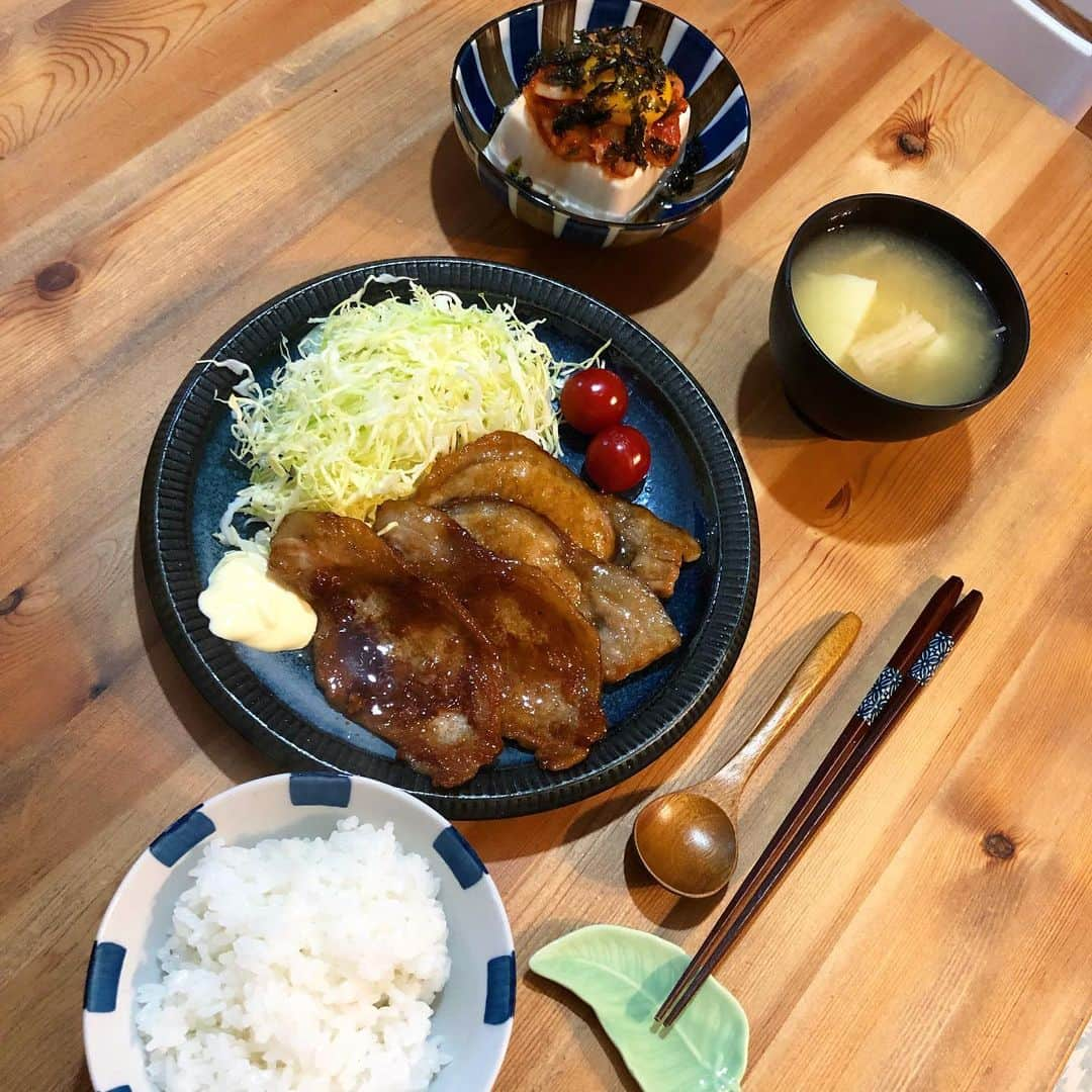 吹田早哉佳さんのインスタグラム写真 - (吹田早哉佳Instagram)「#パパごはん  1週間の疲れがドッと出たのか、19時くらいからすでに眠気とともにフラフラ… 娘を寝かせるときに一緒に寝落ちしそうなときに、夫から「帰るよ。」の連絡。そしてごはん作り🍚 今日の私にはこれが限界です。 これでも頑張った。自分で自分を褒めてあげたい（笑）  #生姜焼き#キムチ豆腐#卵黄のせ #じゃがいもとえのきのお味噌汁  おやすみなさい💤😴💤」5月10日 23時20分 - sayaka.0623