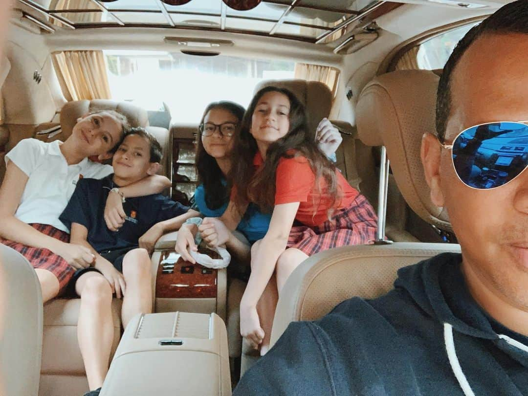 アレックス・ロドリゲスさんのインスタグラム写真 - (アレックス・ロドリゲスInstagram)「Daddy carpool duties. #chauffeur」5月10日 23時14分 - arod