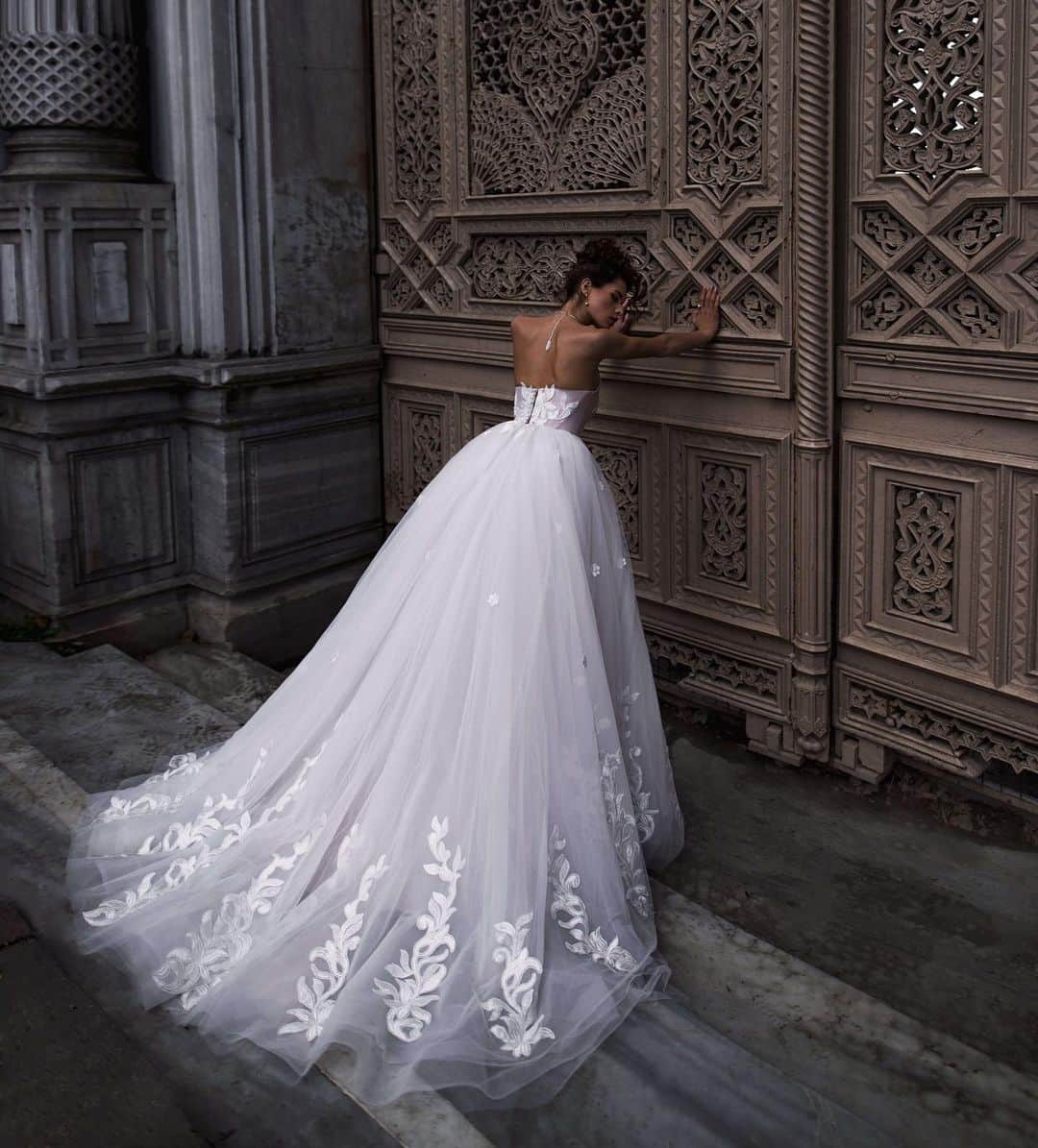 Wedding Lifeのインスタグラム：「White perfection 😍 by @raraavis_group 🔥🔥🔥 •  @raraavis_group  @raraavis_group  @raraavis_group #raraavisgroup  ____________________ www.raraavis-official.com」