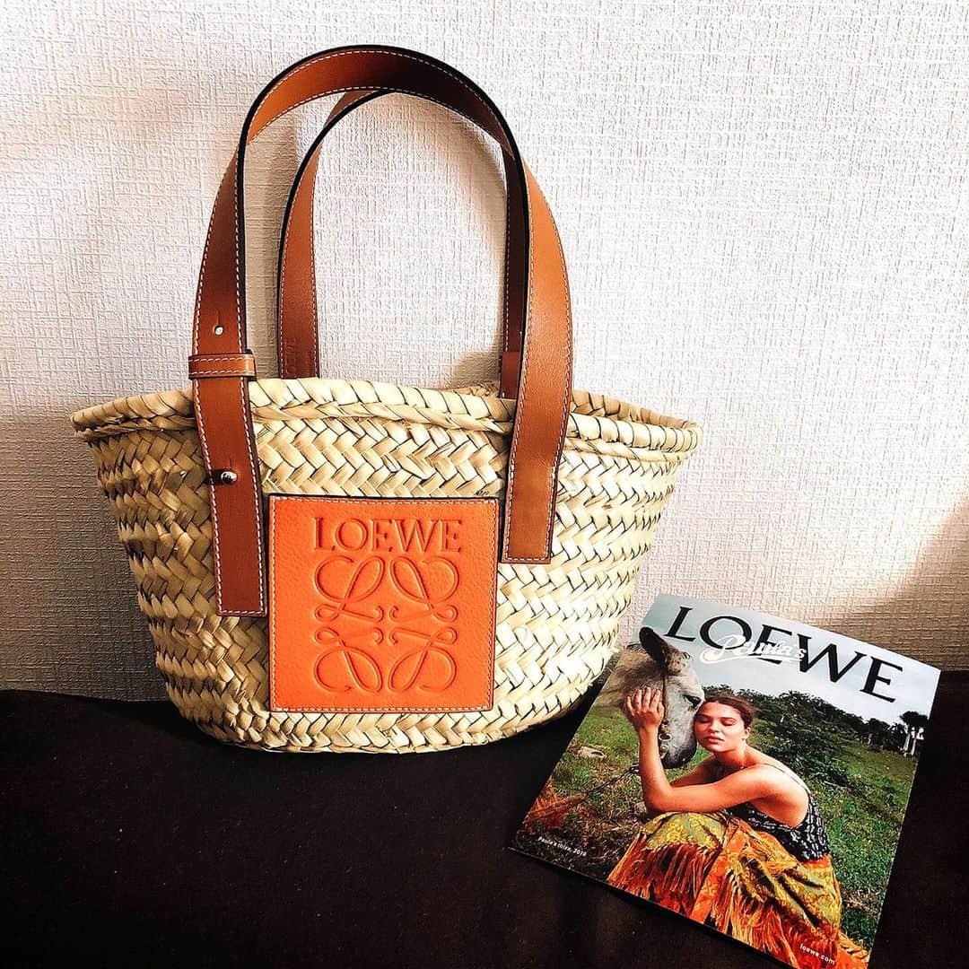 のインスタグラム：「可愛い。 @yanameguchan とお揃い❤︎ 明日のお出かけはこれ持って行こうっと。 #loewe  #loewebag #loewebasket  #籠バッグ」