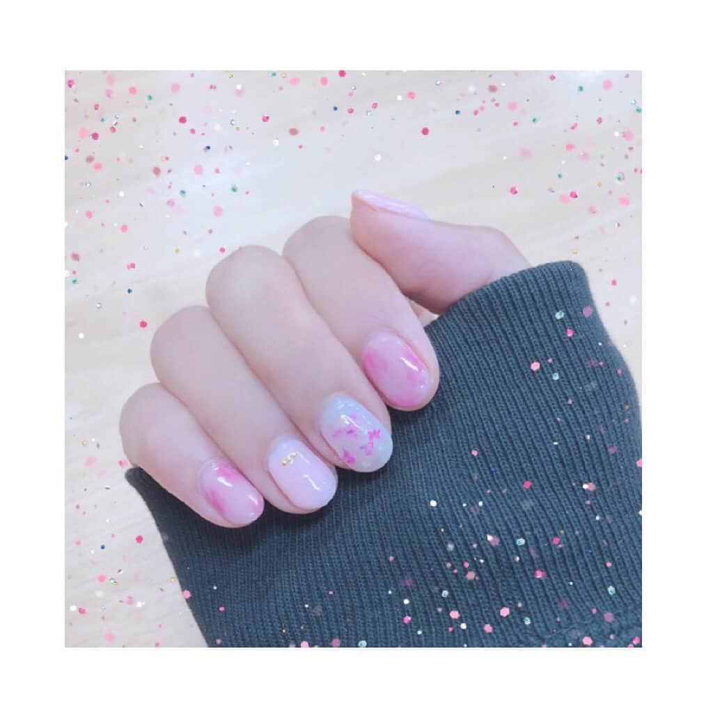 宮瀬玲奈のインスタグラム：「. . . . . . . . NEWネイル💅 . . ピンク大好き💓 . . 今流行りの押し花ネイルにしてみました(〃´-`〃) . . . . #ナナブンノニジュウニ #立川絢香 #あーや  #アニメ #キャラクター #宮瀬玲奈 #れいにゃん  #ナナニジ #声優 #アイドル #福岡  #ネイル #ジェルネイル #シンプルネイル  #ピンクネイル #白ネイル #春ネイル #春 #ピンク #白 #押し花ネイル #デザイン #ネイルアート #爪の形は #短め #丸め #にしてます ☺️」