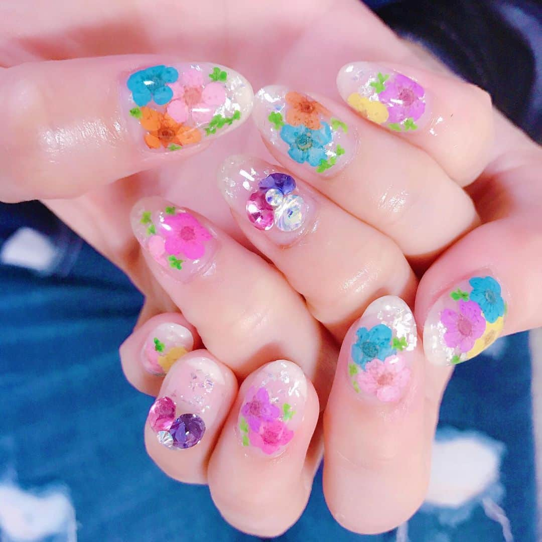 なかやまちえこさんのインスタグラム写真 - (なかやまちえこInstagram)「Summer！flower！ #nail #nails #nailart #ネイル #美甲 #ネイルアート  #clou #nagel #ongle #ongles #unghia #japanesenailart #manucure #네일 #젤네일 #네일아트 #네일리스트 #japanesenails #manicurist #gelnails #押し花ネイル #フラワーネイル #Flowernails #Aldious #Marina さん」5月10日 23時28分 - chiekonakayama