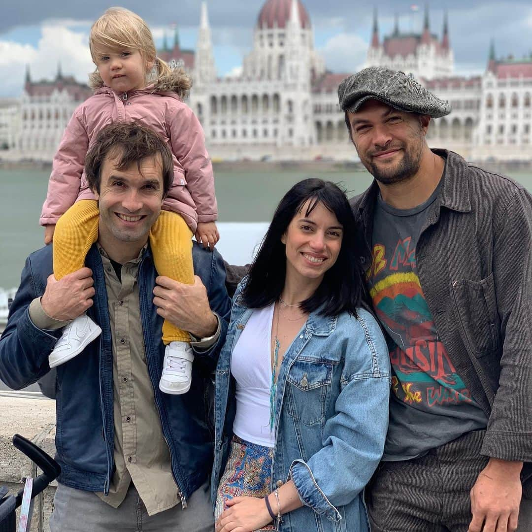 ジェイソン・モモアさんのインスタグラム写真 - (ジェイソン・モモアInstagram)「BUDAPEST 💯🤙🏽😍😍Spending time with ohana. Love u guys so much @alarconjimena @chris_sharma @giancolafoto @realdealmada #touristshit aloha j」5月10日 23時21分 - prideofgypsies