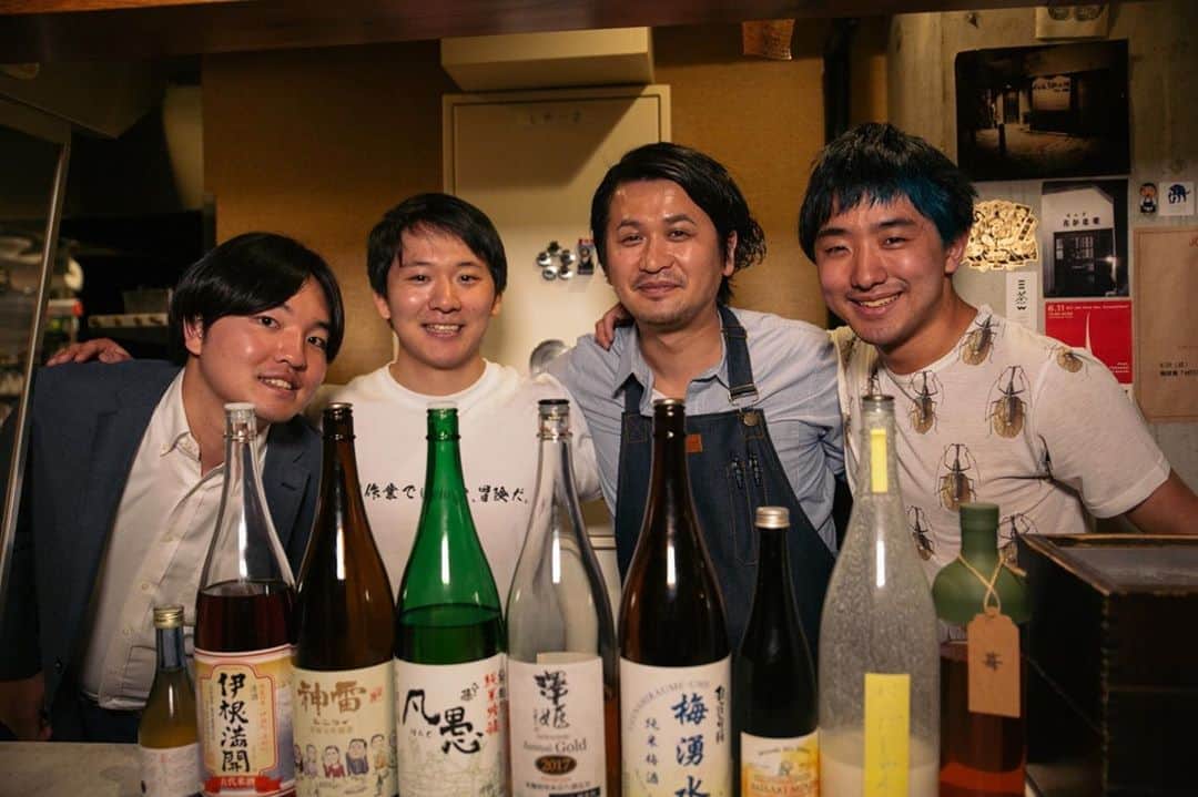 篠原祐太のインスタグラム：「《嬉しい報告》自分のお店を開業します  25歳になった今、次の挑戦をスタートします。 @antcicada.jp ⠀  I open my own restaurant ANTCICADA in Tokyo. ANTCICADA is a team that loves Earth we live in. ⠀  思い返せば、初めて虫を食べた日から20年が経ちました。当時の自分は、いじめを恐れ、ありのままの自分を出せず、小中高12年間は生きている実感を持てませんでした。 ⠀ 大学に入り、勇気をだして昆虫食を初告白したのが2013年末。 「虫食とか無理しないでいいよ」 「キャラ作ってるでしょ」そんな誹謗中傷も少なくなく、やっぱ言うべきじゃなかった。そう落ち込む日々もありました。それでも、理解してくれた仲間や「自分の好きな道を堂々と生きて、心の底から幸せでいてくれる方がいい」と応援し続けてくれた両親のお陰で、今の自分がいます。  昆虫食で得たきた喜びを、興味を持って下さる人に全力で知らせたい。そんな一心で進んできた5年間でした。  そしてこの度、これまでの集大成、これからの始まりの場所として「地球を愛し、地球を探究する店」を始めます。  具体的には、昼にコオロギラーメン、夜に旬の虫を使ったコース料理を提供予定です。虫だけでなく、山菜や魚や肉、果物他、地球の恵みを新たな切り口でお届けします。  お店の名前は「ANTCICADA」（アントシカダ） 最高の仲間達（シェフ・関根、研究者・山口、蔵人・大高）と共に、唯一無二の空間を目指します。店の詳細や、日々の食材調達や試作風景、新作料理紹介はこちらに載せていきますので、フォローいただけたら嬉しいです。  @antcicada.jp ⠀  また、お店を拠点に、虫の商品開発や教育プログラムなど様々な取り組みを始めていきます。ご興味あればメッセージください。一緒に地球を冒険しましょう。  無理だよと言われることも少なくないですが、僕は虫や地球、そして自分たちの可能性を信じています。25歳の今年も夢に向かって全力で走り続けますので、ご指導ご鞭撻のほど、よろしくお願いいたします。 ⠀ 〈ご協力〉 料理協力  @moriedakan  クリエイティブ  @301inc  設計 : 海法圭設計事務所  まだ未熟な僕達への御協力、心から感謝致します。  P.S. 写真は JOE'S MAN2号さんで行った、ANTCICADA初ポップアップ（熱燗ペアリングコース）時のものです @takasakijo さん本当にありがとうございました。 Photo by @hirokiyamaguchiph ありがとう。  #antcicada #tokyo #japan #earth #lunch #cricketramen #dinner #entomophagy #nature #adventure #insect #ramen #foodie #restaurant #tokyorestaurant #あんとしかだ #昆虫食 #地球少年 #コオロギラーメン」