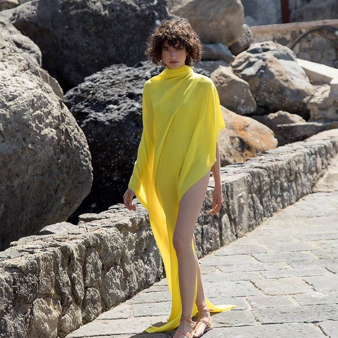 Johnstonsさんのインスタグラム写真 - (JohnstonsInstagram)「The yellow tissue cashmere blanket scarf. This luxurious lightweight scarf is made using the finest cashmere yarn, woven on a twill to create a beautiful drape. Wear it as a classic scarf, luxurious beach wear or as an exquisite lightweight cover up on cooler Mediterranean evenings.」5月10日 23時24分 - johnstonsofelgin