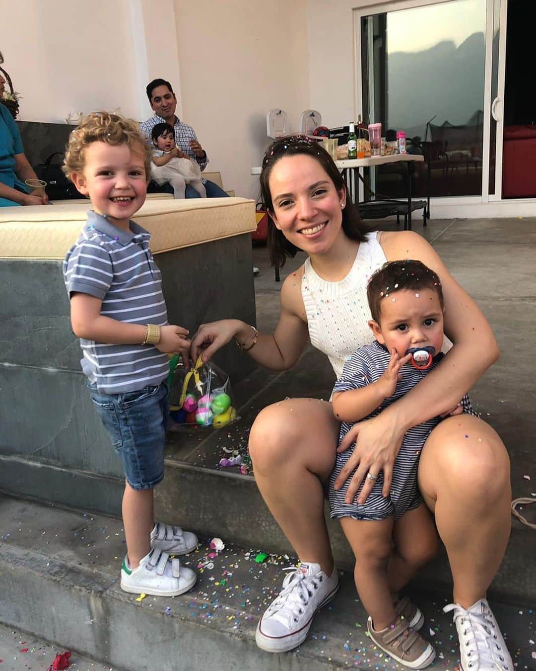 ミゲル・ラジュンのインスタグラム：「Ser mamá es amor puro, sacrificio, trabajo, responsabilidad, sensibilidad, desarrollar un sexto sentido... en resumen se vuelven nuestras súper heroínas! Gracias por todo MAMÁS. . Te amo @analaugalvan feliz día! 😘😍🌹💐」