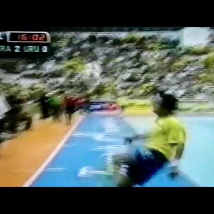 アレッサンドロ・ローザ・ヴィエイラのインスタグラム：「VÍDEO- Teve domínio impossível e gol,caneta e gol ... 😱 Lembranças de Brasil 🇧🇷x 🇺🇾 Uruguai 2007. 👑#OREI 👑 #Evitecomparações  Edição @adonias」