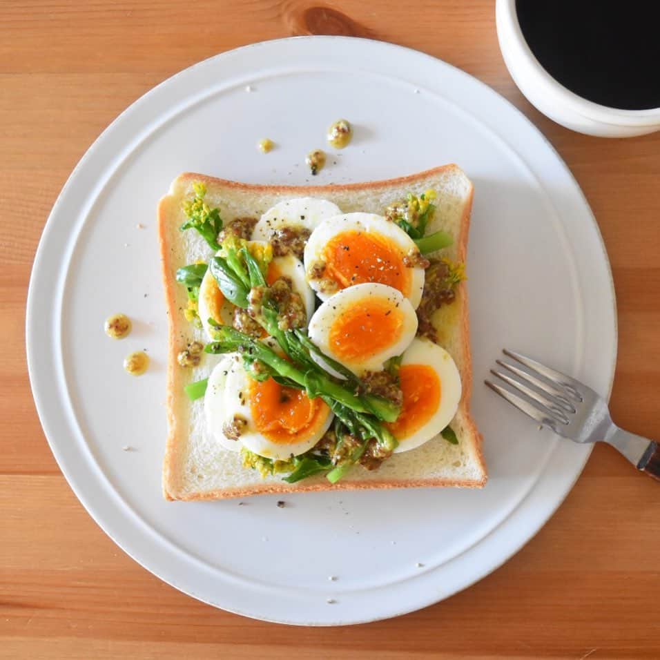 山崎佳のインスタグラム：「Today’s breakfast. 菜の花と卵。 やっぱり仕事復帰すると、1週間経つのが本当に早い！あっっという間にもう週末！」