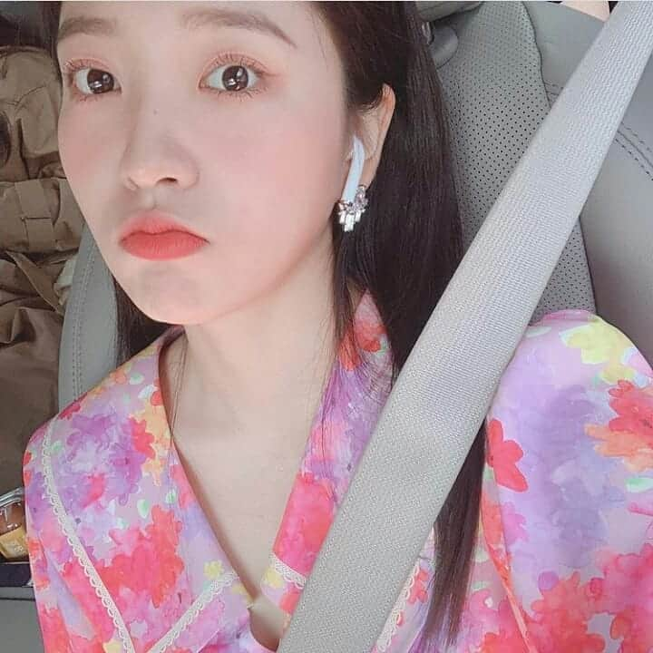 イェリさんのインスタグラム写真 - (イェリInstagram)「Our queen of selca💜💟 #REDVELVET #YERI #레드벨벳 #예리」5月10日 23時35分 - redvelvet_yeri