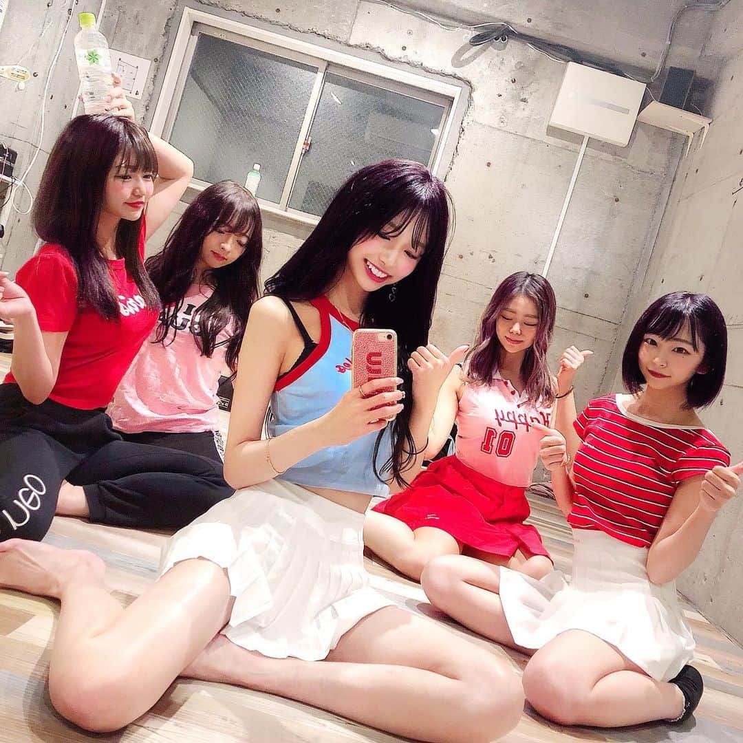 のインスタグラム：「わあもうすぐ本番だあ😂💥 💗💚PINKYLAND💚💗 若干２名足りないですが👭 明日ラスト練習頑張ろうね😍🌈💫 #モモランド #momoland #pinkyland  #アイドル衣装 #アイドルダンス #コピーダンス #ダンス部 #ダンス #ダンススタジオ #bboombboom #オルチャン #韓国ファッション #女子大生サークルpinky #女子大生サークル #新歓 #kーpop #ユニドル」