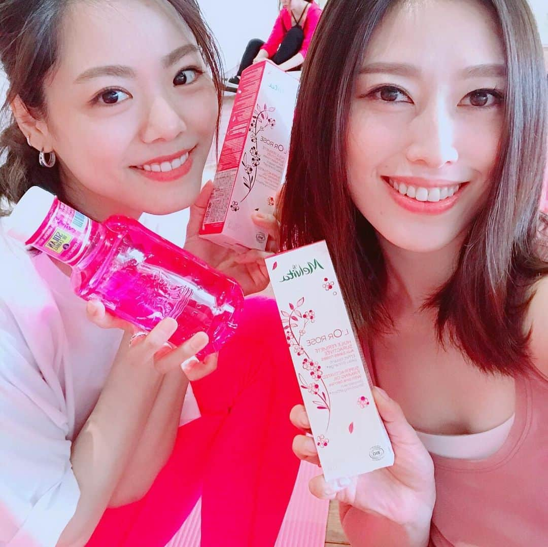 坪井保菜美さんのインスタグラム写真 - (坪井保菜美Instagram)「▪︎ピンクのオイル＆フィットバレエ 💓メルヴィータ ・ ①ピンクのオイルをエステティシャン高橋ミカさんに習いながら、マッサージ。 “ピンクのオイル”は、引き締め効果があるんだって🔥 ・ ②元プロバレリーナ、オクタヴィーさんのフィットバレエはなかなかキツイ。笑 終始笑顔と言ってくるけど、真顔になる。笑 でも、燃えたーって感じで良いね🔥 ・ ③最後もピンクのオイルで、ほぐして流す。 あぁ…カラダのケアって大切。 ・ 良い時間をありがとうございました💖💖💖 @melvita_jp  @yogajournal_japan * ・ #melvita #pink #oil #beauty #skin #body #fit #fitness #ballet #exercise #health #massage #メルヴィータ #ピンク #オイル #ピンクのオイル  #脂肪燃焼 #エクササイズ #燃焼 #フィットネス  #バレエ #フィットバレエ #引き締め」5月10日 23時38分 - honamitsuboi