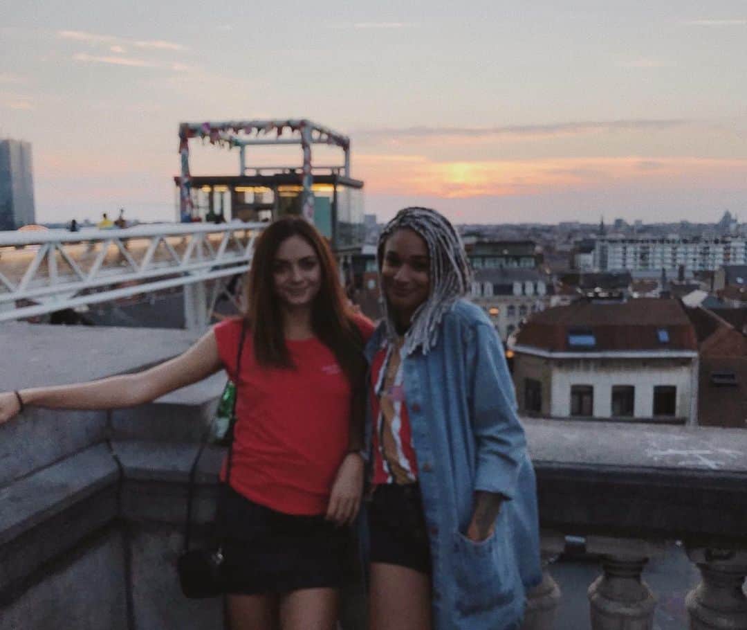 ジョディ・ウィリアムズのインスタグラム：「> wishing the happiest of birthdays to my favourite Australian!!! @ellanelson200 < here’s to many more adventures across many more countries!! 🥳🧚🏽‍♀️🐙🌻🌊🥐」