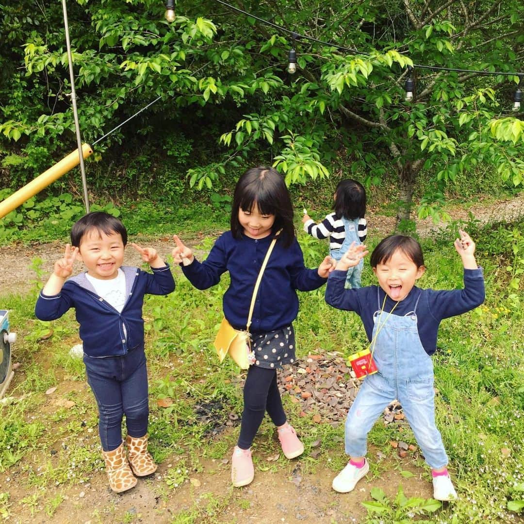 神谷美伽さんのインスタグラム写真 - (神谷美伽Instagram)「GW中のグランピングの時の子どもたちの写真が可愛いすぎたので♡  なんだかんだ大変だけど、また行きたいな😊今日は金曜日✨皆さん、今週もお疲れさまでした♡  #グランピング #御宿 #子どもたちの笑顔に癒された #また行こうね #おでかけ」5月10日 23時45分 - mikakamiya14