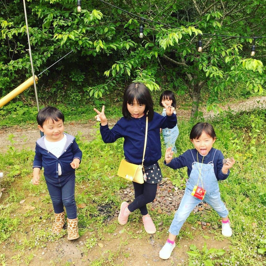 神谷美伽のインスタグラム：「GW中のグランピングの時の子どもたちの写真が可愛いすぎたので♡  なんだかんだ大変だけど、また行きたいな😊今日は金曜日✨皆さん、今週もお疲れさまでした♡  #グランピング #御宿 #子どもたちの笑顔に癒された #また行こうね #おでかけ」