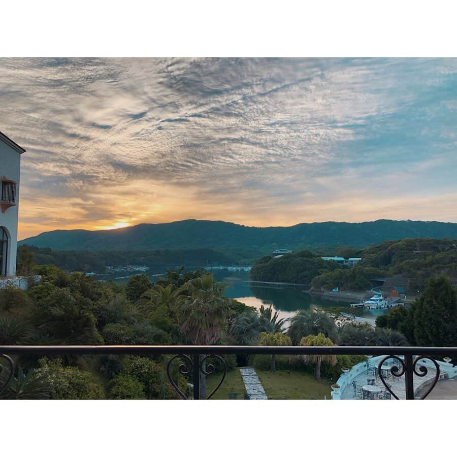 高山都さんのインスタグラム写真 - (高山都Instagram)「お天気にも恵まれ、はぁーここは天国かと錯覚しそう。 三重県の #志摩ベイサイドテラス @shimabaysideterrace に来ています。 子供の頃、家族で志摩スペイン村に旅行で来た以来の20数年ぶりの伊勢志摩。 ここのホテル、南仏みたいな風景は、どこを切り取っても、絵になる。 #都リゾート  #都ふく ワンピースは @sayakadavis です。 #都の旅の記録」5月10日 23時47分 - miyare38