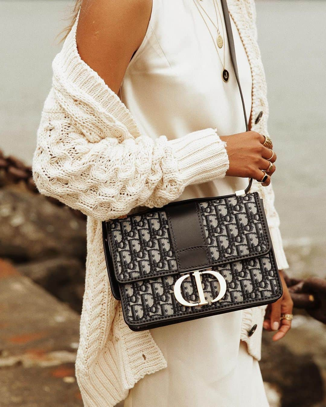 ジュリー・サリニャーナさんのインスタグラム写真 - (ジュリー・サリニャーナInstagram)「There’s a new bag in town: the #Dior30Montaigne from @dior! It’s the perfect Classic It Bag! I’m obsessed! 💙 #SuppliedbyDior」5月10日 23時49分 - sincerelyjules