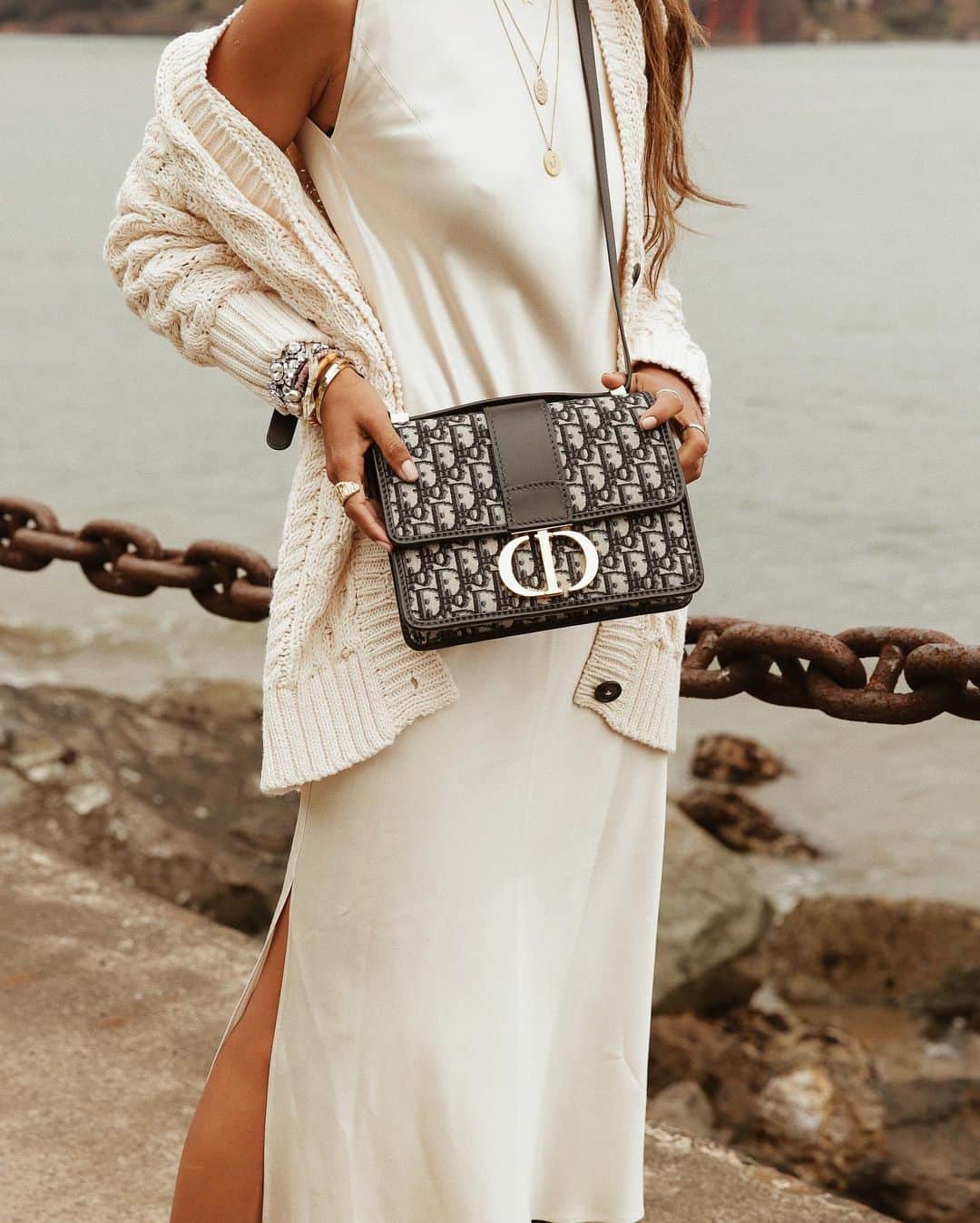 ジュリー・サリニャーナさんのインスタグラム写真 - (ジュリー・サリニャーナInstagram)「There’s a new bag in town: the #Dior30Montaigne from @dior! It’s the perfect Classic It Bag! I’m obsessed! 💙 #SuppliedbyDior」5月10日 23時49分 - sincerelyjules
