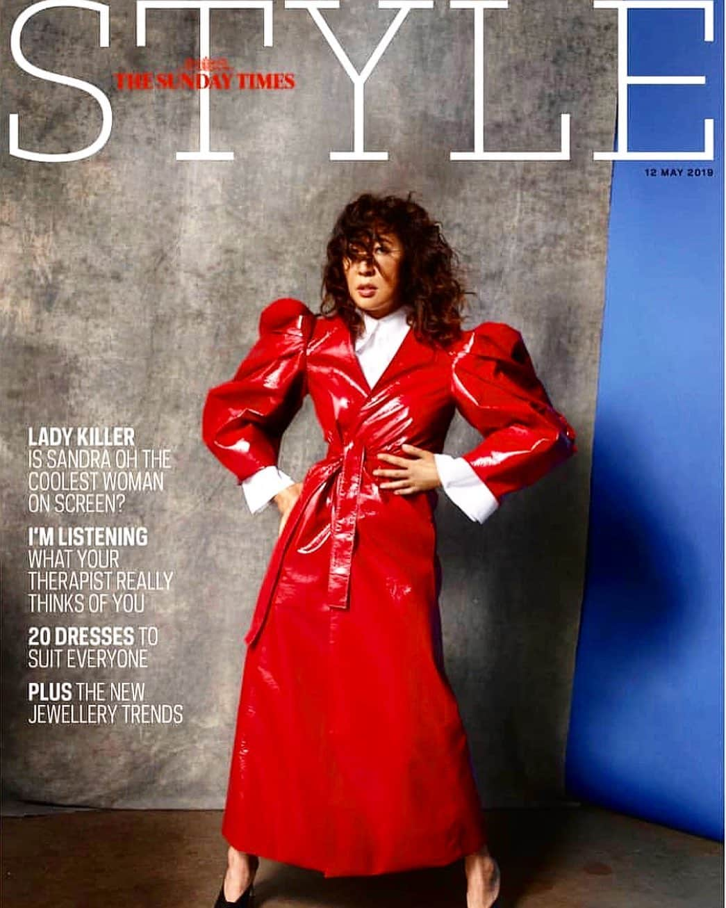 サラバターリアさんのインスタグラム写真 - (サラバターリアInstagram)「🔴🔴 The great Sandra Oh wearing #SaraBattaglia Red Lurex Coat and White Popeline Shirt from next #FW19 Collection for the cover of The Sunday Times Style  ft. @iamsandraohinsta for @theststyle  Thank you @suzannesykes25, @scarlettroserussell, @michelle__cameron, @alexjohnbeck  #KillingEve #GreysAnatomy #SandraOh」5月10日 23時50分 - sarabattaglia