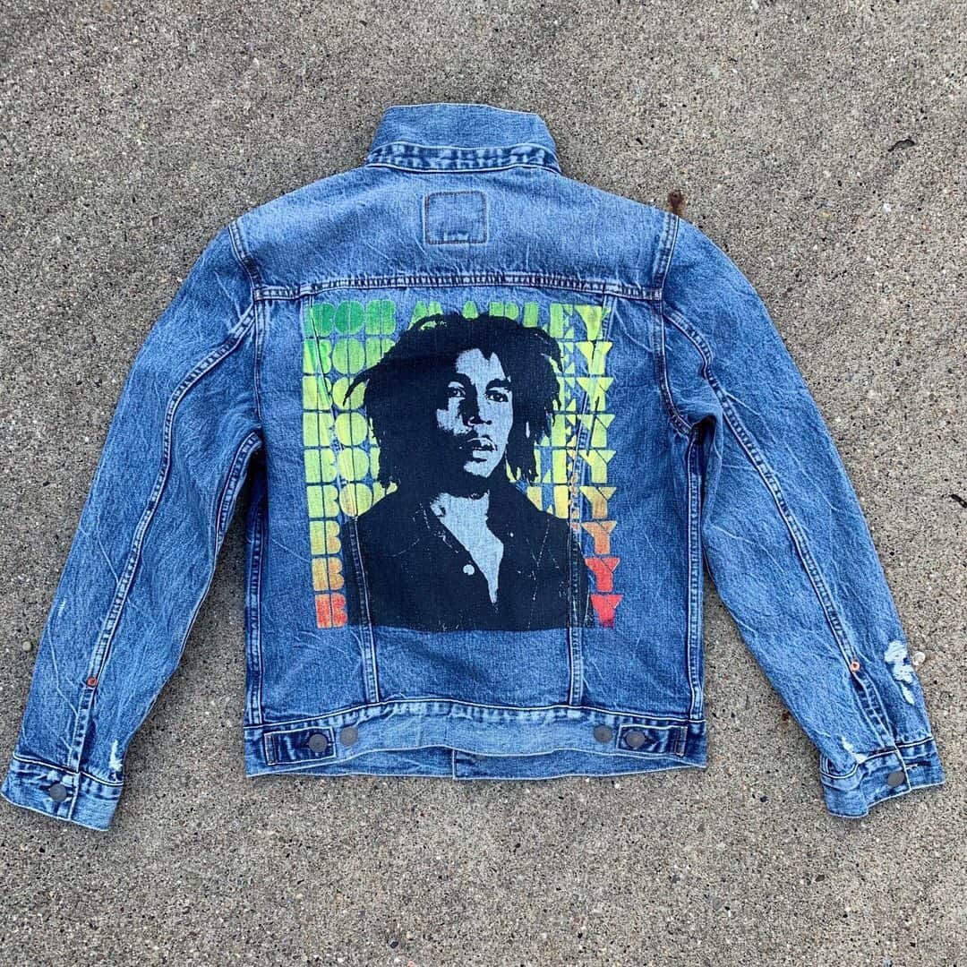 American Eagleさんのインスタグラム写真 - (American EagleInstagram)「Every little thing is gonna be alright ✌🏿✌🏼✌🏾 Tap to shop this denim jacket + our exclusive @bobmarley tees & hoodies.」5月11日 0時03分 - americaneagle
