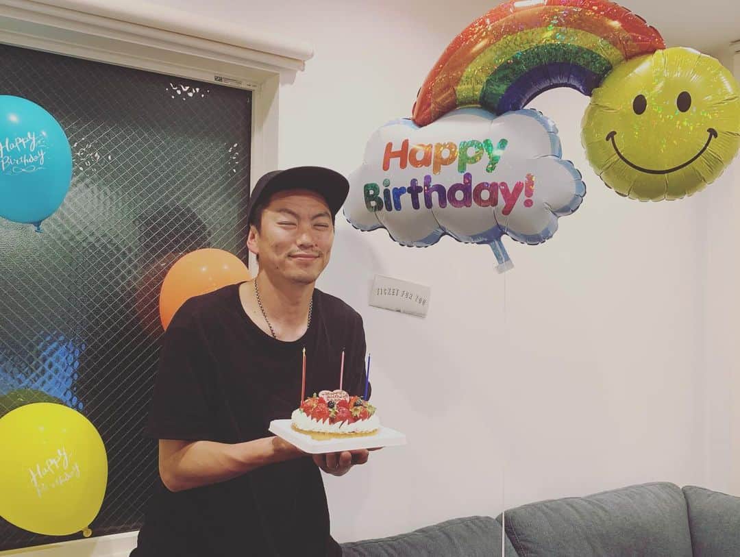 のインスタグラム：「寝落ちして誕生日直前に起こされました(笑) どうも40th迎えました🎈 我ながら幼稚臭く、仲間や嫁に支えられながら楽しく生きてます😝 本年度も沢山の仲間や応援下さる方々からもメッセージをもらい俄然やる気メラメラです🔥 これからも宜しくお願いします！これから出会う皆んなも宜しくお願いします♫  A.R.I.G.A.T.O👏 #家族 #仲間 #フレンド」