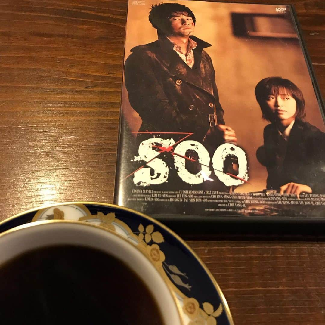 桂さんのインスタグラム写真 - (桂Instagram)「『ス Soo』あるいは『수 壽』 『ス Soo』について、友人たちにその素晴らしさについて触れ歩いていたところ、ひとり、尋常ではなく喰いつきのよかった友人が現れたため、ＤＶＤを貸す運びになる。それは観たいとまで言ってくれたので、『ス Soo』についての会話の翌日、つまり、今日のことなのだが、すぐさま渡す。  少しでも『ス Soo』の素晴らしさが広がっていけばいいのだが。  #수 #soo #movie #koreanmovie #jijinhee #dvd #coffee #cupandsaucer #porcelain #okuratouen #okuratoen #rose #danke #ス #壽 #映画 #韓国映画 #韓流映画 #チジニ #コーヒー #珈琲 #大倉陶園 #薔薇 #バラ #ばら #磁器 #ダンケ」5月11日 0時01分 - astrology_tarot