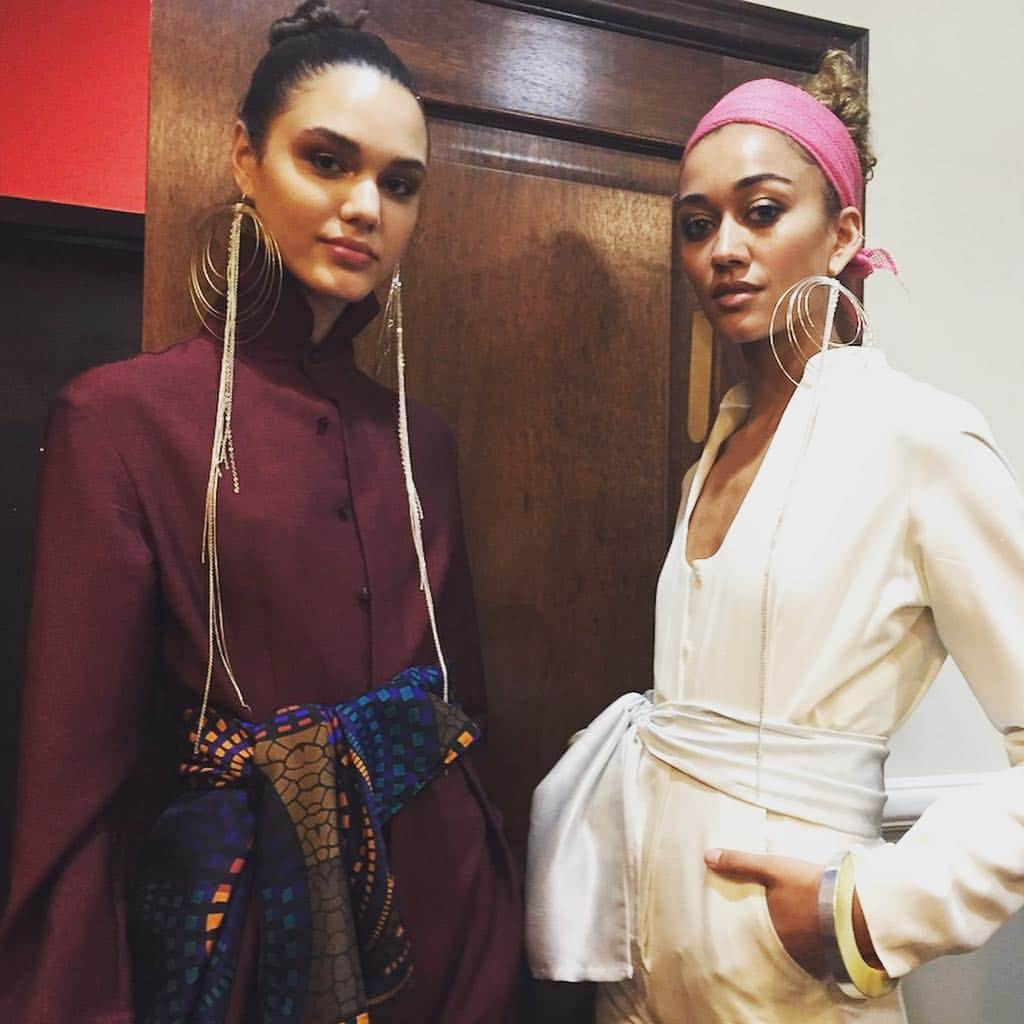 スイート ピーさんのインスタグラム写真 - (スイート ピーInstagram)「#fbf Behind the scenes at  @ozwald_boateng debut womenswear show last Sunday at the Apollo Theatre Harlem with models rocking jewellery created by @sweet_pea_jewellery_london very own Siobhan O'Neill. Long layered chains and oversized hoops creating texture and drama! #catwalkjewellery #londonjewellerinnyc」5月11日 0時11分 - sweetpea_finejewellery