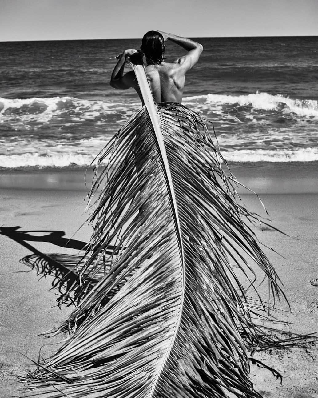マーロン・テシェイラのインスタグラム：「—- “Smell the sea & feel the sky. Let your soul and spirit fly.” ☀️💦 with the summer in my heart looking forward for more summer days like this one. 🔥❤️🍀 —- “Com o verão no meu coração, paciente aguardo por mais dias de verão assim.” —- 🎩...Peace&Light...♻️ —- #SmellTheSea #FeelTheSky #LetYourSoulFly 🖤 #TBT 🖤 #MadeInBrazil #Bahia」