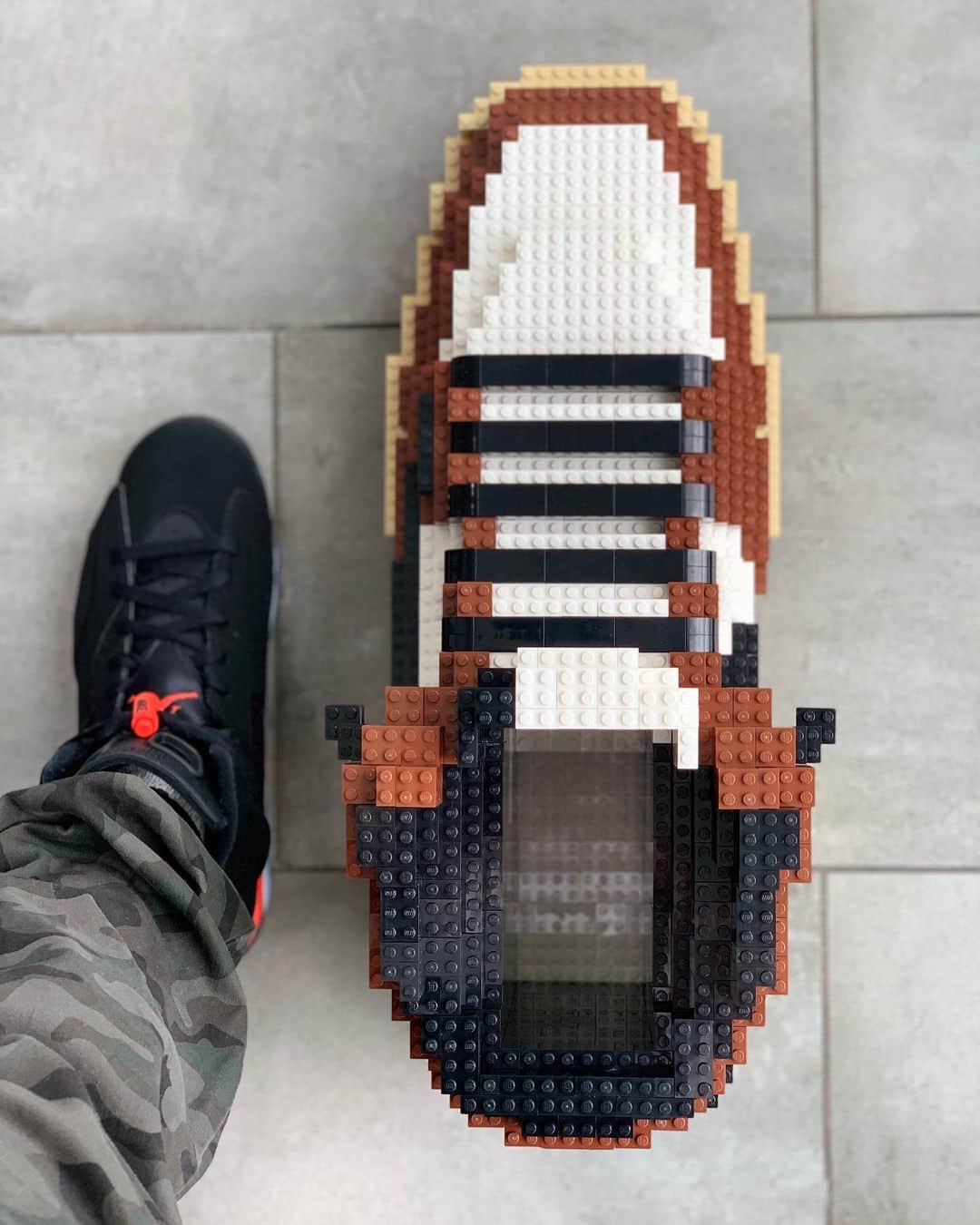 Nice Kicksさんのインスタグラム写真 - (Nice KicksInstagram)「Sculptor @tomyoo23 has created a LEGO rendition of @travisscott’s latest collab with @jumpman23. The piece, entitled “Plastic Jack,” contains 6,546 bricks, weighs in at 18 pounds and measures over 20.5 inches long.」5月11日 0時14分 - nicekicks