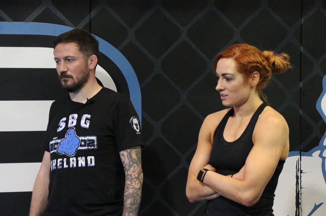 レベッカ・ノックスのインスタグラム：「Always nice to tighten up on some head slapping skills when I’m back home at the place that breeds the champ champs. Thanks for the session @sbgireland @coach_kavanagh」