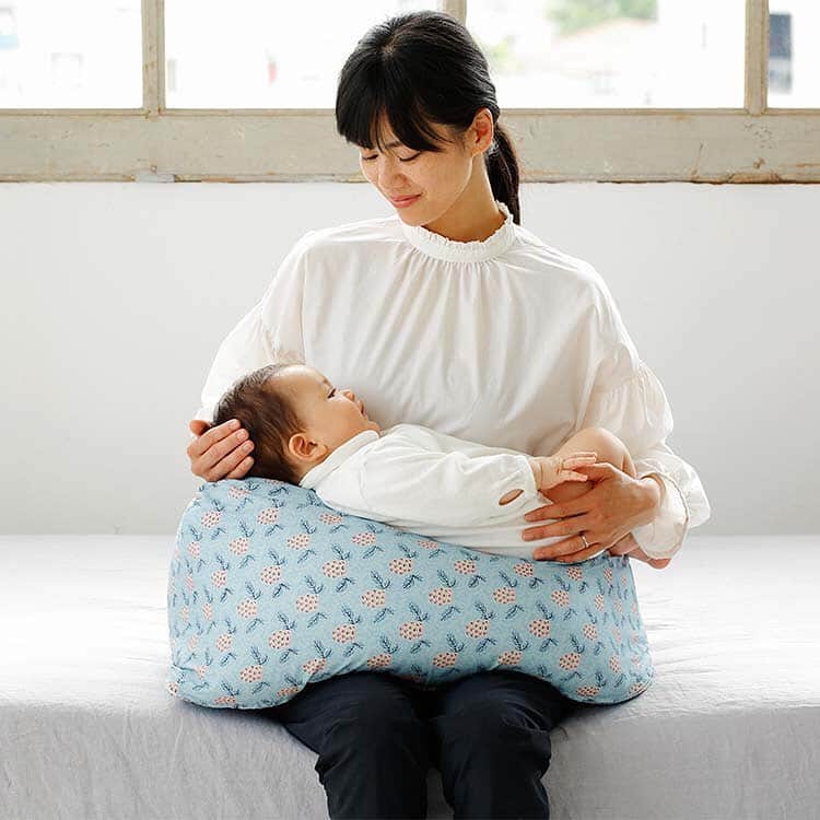 10mois(ディモワ) web shopさんのインスタグラム写真 - (10mois(ディモワ) web shopInstagram)「大人のインテリアにすっと溶け込みつつ、﻿ ママの妊娠期から赤ちゃんが生まれてからの授乳期、そして赤ちゃんのおすわり補助に…と成長とともに長く使える「ナルノアロングクッション」。﻿ ﻿ 本日より新柄のご予約スタートとともに、キャンペーンがスタートしました。﻿ ﻿ ナルノアロングクッションをご購入のお客様に、﻿ 購入店舗で使える1,000円のお買い物券をプレゼント‼︎﻿ ﻿ 詳しくは10mois web shopトップよりキャンペーンページをご覧ください。﻿ ﻿ ﻿ #10mois #ディモワ #ベビーグッズ #ナルノアロングクッション #ナルノア #授乳クッション #授乳 #抱き枕 #souleiado #ソレイアード」5月11日 0時16分 - 10mois_official