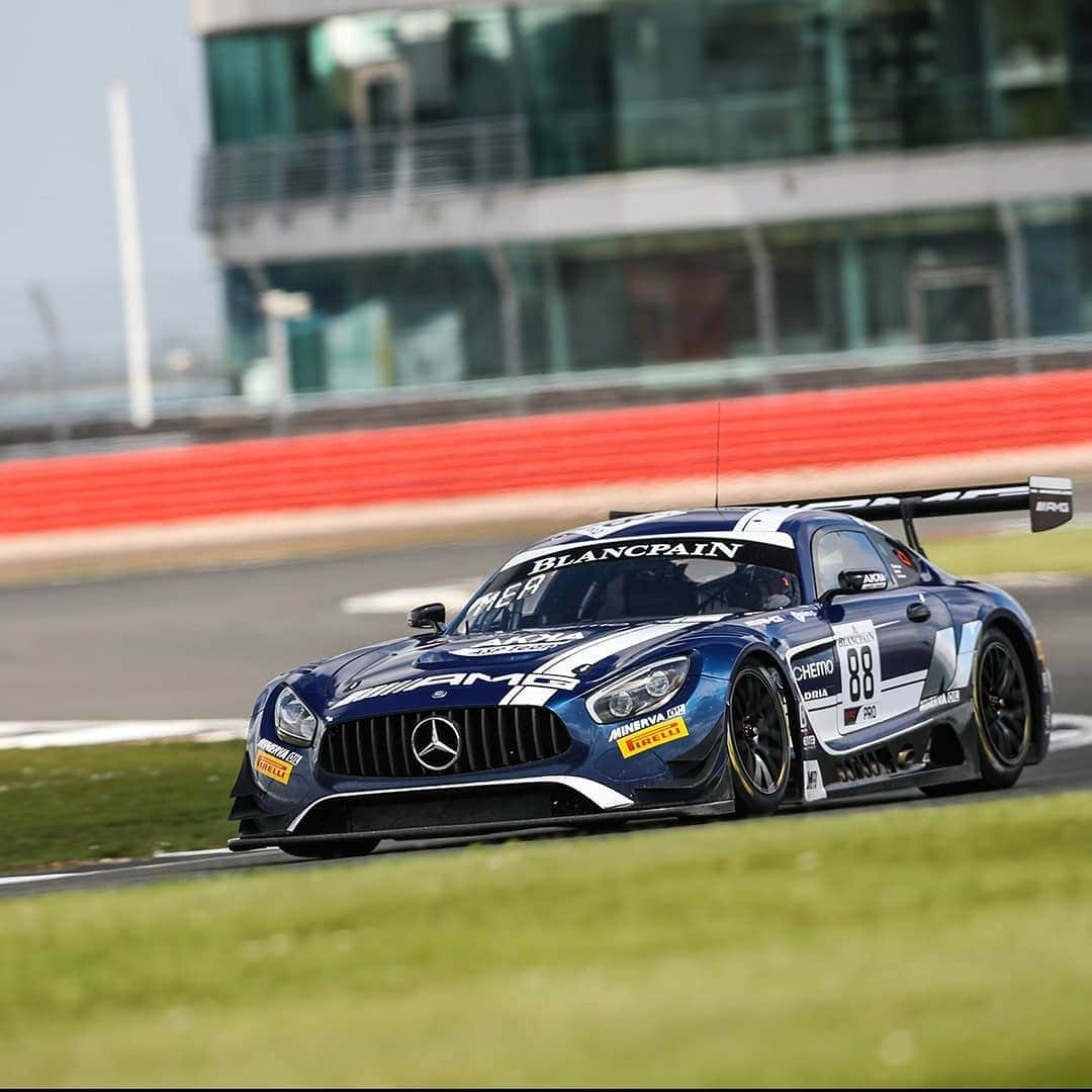 Mercedes AMGさんのインスタグラム写真 - (Mercedes AMGInstagram)「Back at the famous @silverstonecircuit for the second round of the @blancpaingtseries Endurance Cup! Our teams @akkaaspteam, @teamblackfalcon, @ramracingcom and @strakkaracing will enter the 3-hour race on Sunday with seven Mercedes-AMG GT3s. Let’s get it on!  #MercedesAMG #AMGGT3 #MercedesAMGMotorsport #Mercedes #AMG #GT3 #BlancpainGT #BGTSSilverstone #GTRacing #Motorsport」5月11日 0時16分 - mercedesamg