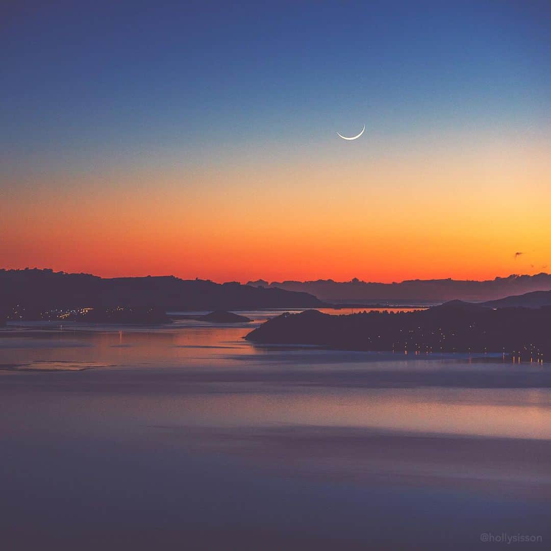 Holly Sissonさんのインスタグラム写真 - (Holly SissonInstagram)「Sunrise Moon. I don’t think l’ve seen a crescent moon in this orientation in the northern hemisphere, as at the time it struck me as unusual, am I wrong?  #newzealand #dunedin #sunrise #crescentmoon ~ Canon 5D MkIV + 70–200 f2.8L IS MkII @ f2.8 200mm (See my bio for full camera equipment information plus info on how I process my images. 😊) ~ #pickmotion」5月11日 0時22分 - hollysisson
