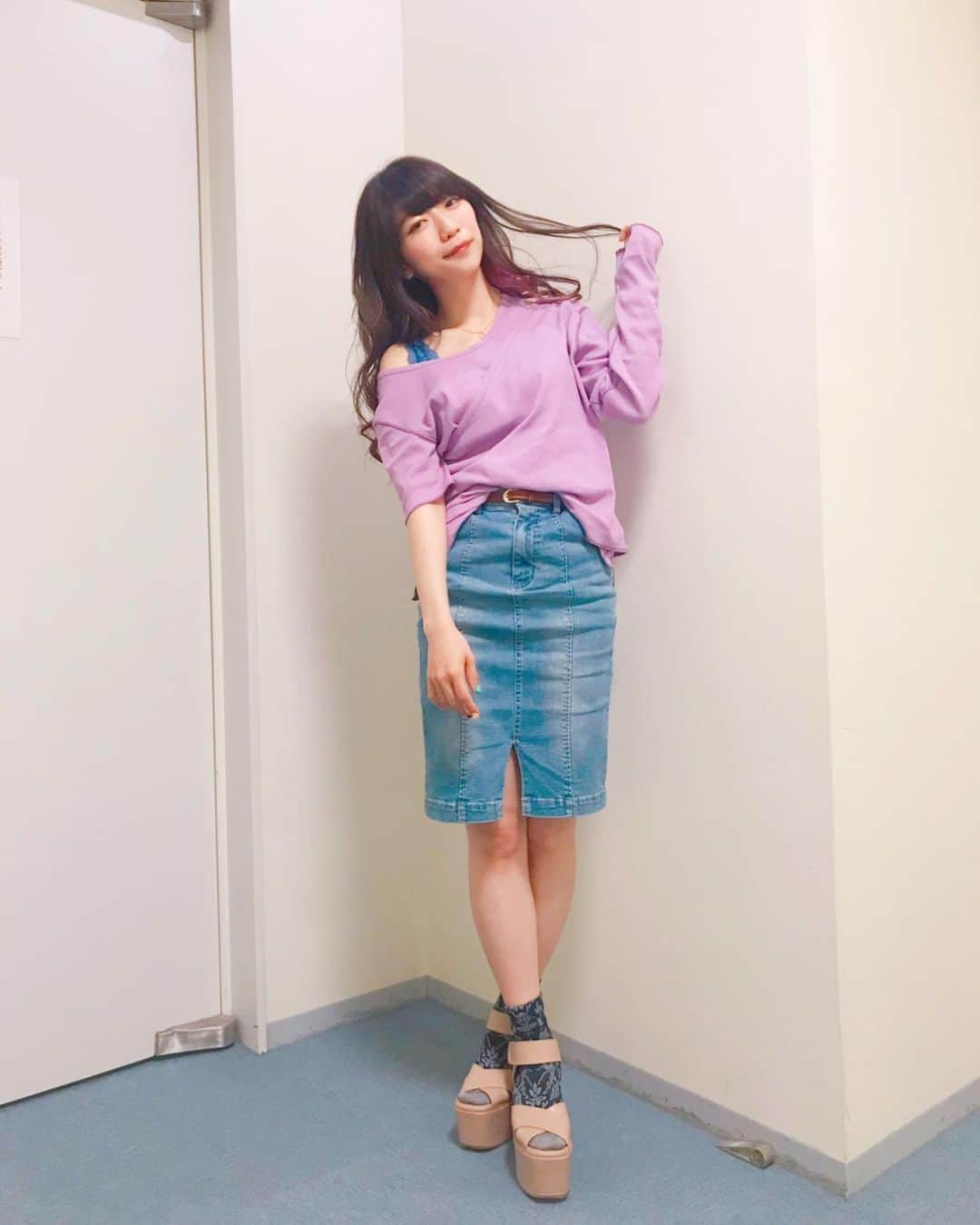ぱいぱいでか美のインスタグラム：「八千代ライブで着てた私服！ 暑いか寒いかわかんなかったから半分半袖半分長袖にした…え？ ꙳ #tops #creolme #skirt #royalparty #sox #tutuanna #sandals #rande #俺はインスタグラマーになりてぇ  #八千代ライブ ꙳ CREOLMEのトップスは展示会の時に ささりささん @sasarisa0110 が肩落として着てたのが素敵だったので真似しました☻ アシンメトリーなデザインでばらして着れそうなのも (タンクトップ&半袖/ワンショルダー長袖を重ねて着る感じになってるのである) 素材の柔らかさも色味が絶妙なのも何もかも可愛いのう。 普段スニーカーが多いからたまに厚底でヒールもあるサンダル履くと 身長高い方が圧倒的に生きる上で便利だと気付きますね。 視界が広い感じがする……。 久しぶりの八千代ライブとても楽しかったです！ 新潟の居心地の良さ、なんなんだろ。笑 25時からは再放送あるみたいです。」