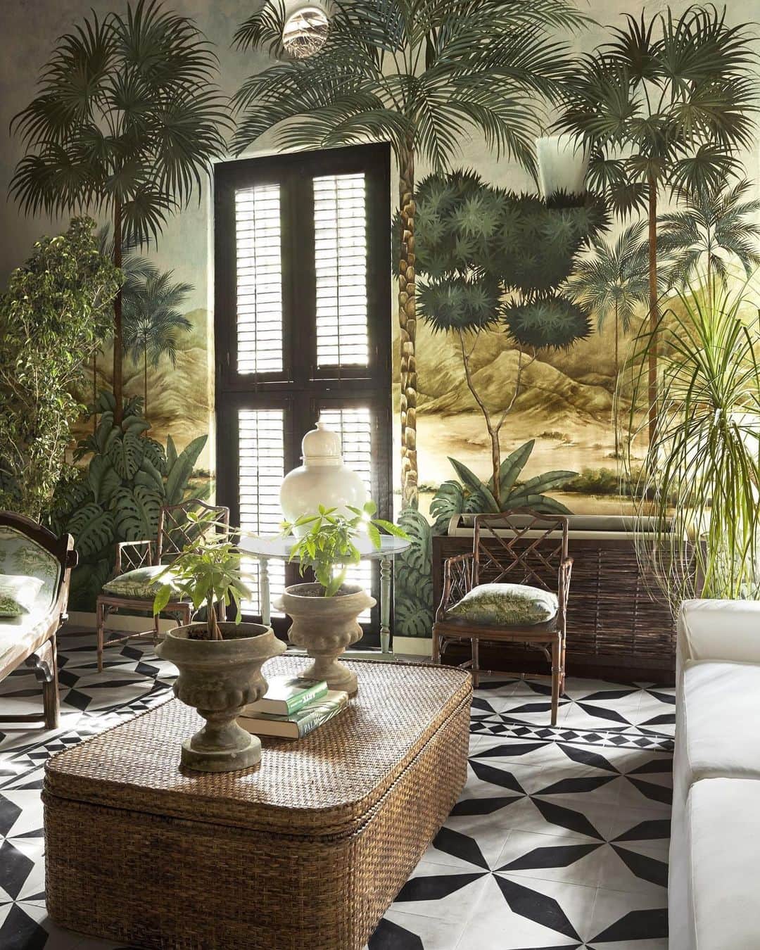 ELLE DECORさんのインスタグラム写真 - (ELLE DECORInstagram)「A palm printed paradise, as seen in designer @johannaortizofficial's home in Cartagena. In the salon, the faux-bamboo chairs are from the 1960s, the rattan trunk is vintage, and the side table and ceramic vase are from Morocco. Colombian artist Eloin Rivera painted the mural. Photography by @ricardolabougle, from the ED archive. Produced by @cynthiaefrank.」5月11日 0時24分 - elledecor