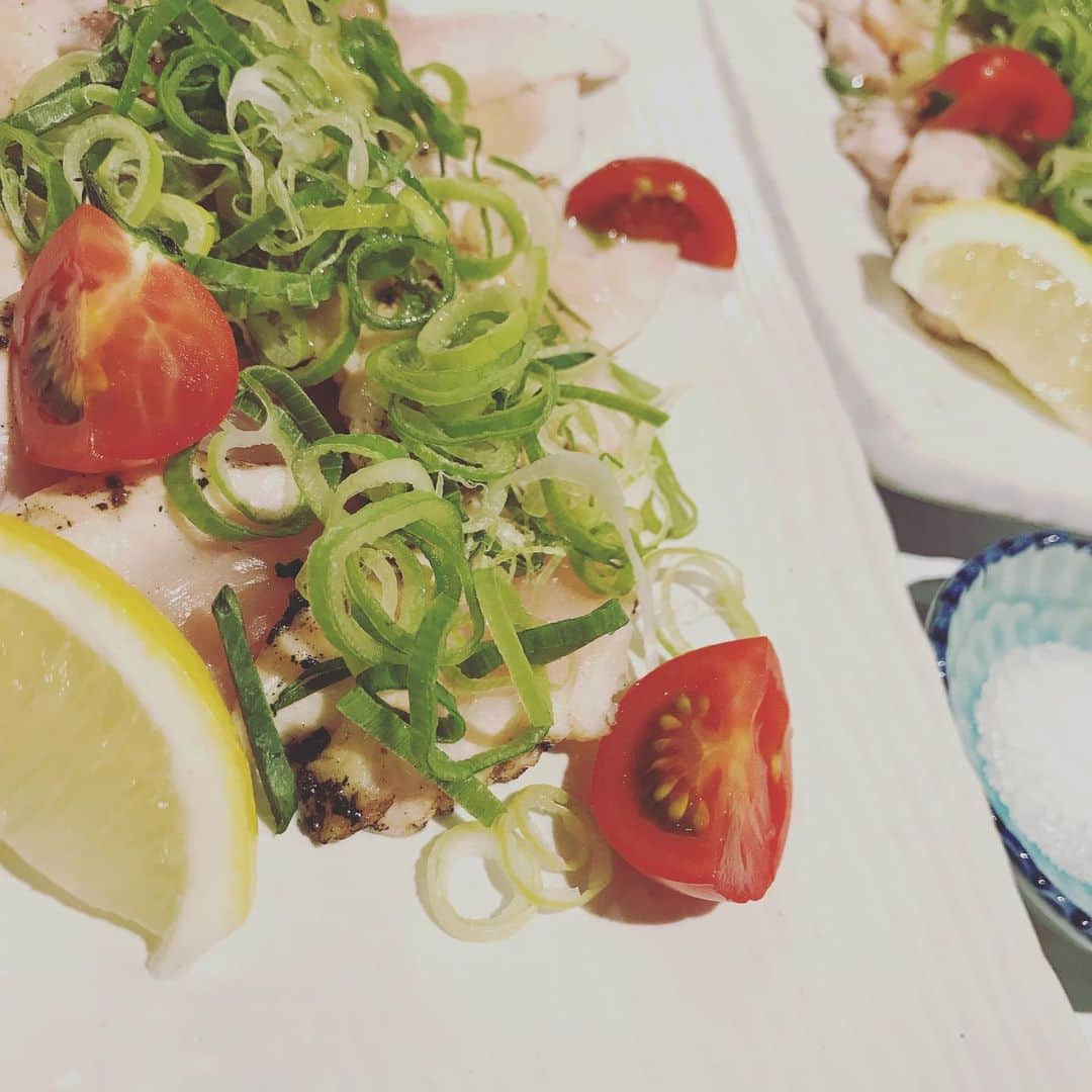 のインスタグラム：「今日も一日お疲れ様です、鶏っく梅北店です🎶 コースの「朝挽き但馬鶏のむねたたき」 桜オイルとアンデス塩でお食べ下さい♡ #梅田個室 #梅田グルメ #梅田ディナー #梅田ごはん #乾杯 #大阪グルメ #梅田飲み #神泡 #instafood #instagood #instalike #likeforlikes #l4l #l4like #いいね返し #いいね返しは絶対 #fff #ffl #パネチキン #チーズ」