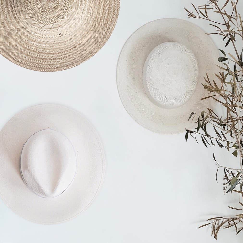 JanessaLeoneさんのインスタグラム写真 - (JanessaLeoneInstagram)「Sun protection and wall art | Read our styling guide for the perfect hat wall on our journal. #janessaleone」5月11日 0時34分 - janessaleone