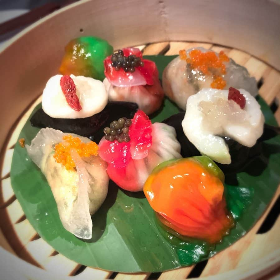 小野澤玲奈さんのインスタグラム写真 - (小野澤玲奈Instagram)「Hakkasan Shanghai  ポップな点心 ほわほわ食感のロブスター クミン香るお肉 本物のココナッツ？卵？みたいなデザート。。🥢 . 夕暮れ時〜夜の景色がきれいだった🌟 . ほろよいニーハオ🐼  #上海  #旅行  #上海グルメ  #hakkasanshanghai  #チャイナドレス  #点心 #デザート  #ミシュラン  #北京ダックは食べられない #１週間前だけど遠い昔のよう #お仕事ガール  #💪」5月11日 0時37分 - reina.onozawa