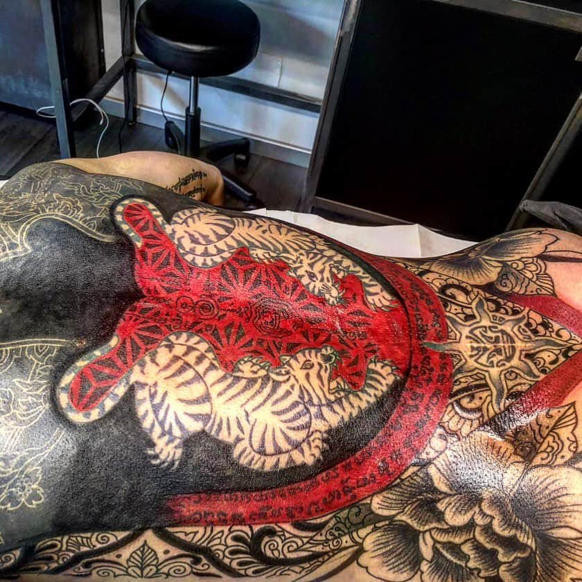 ヨアン・ベナルアンのインスタグラム：「Work in progress in my back with boss Eros @eros_inkerstattoo #tiger #reds #coyr #yb29pablopicasso #tattoo #art #artist @tattooloveart @tattoozlife @tatts_hd」