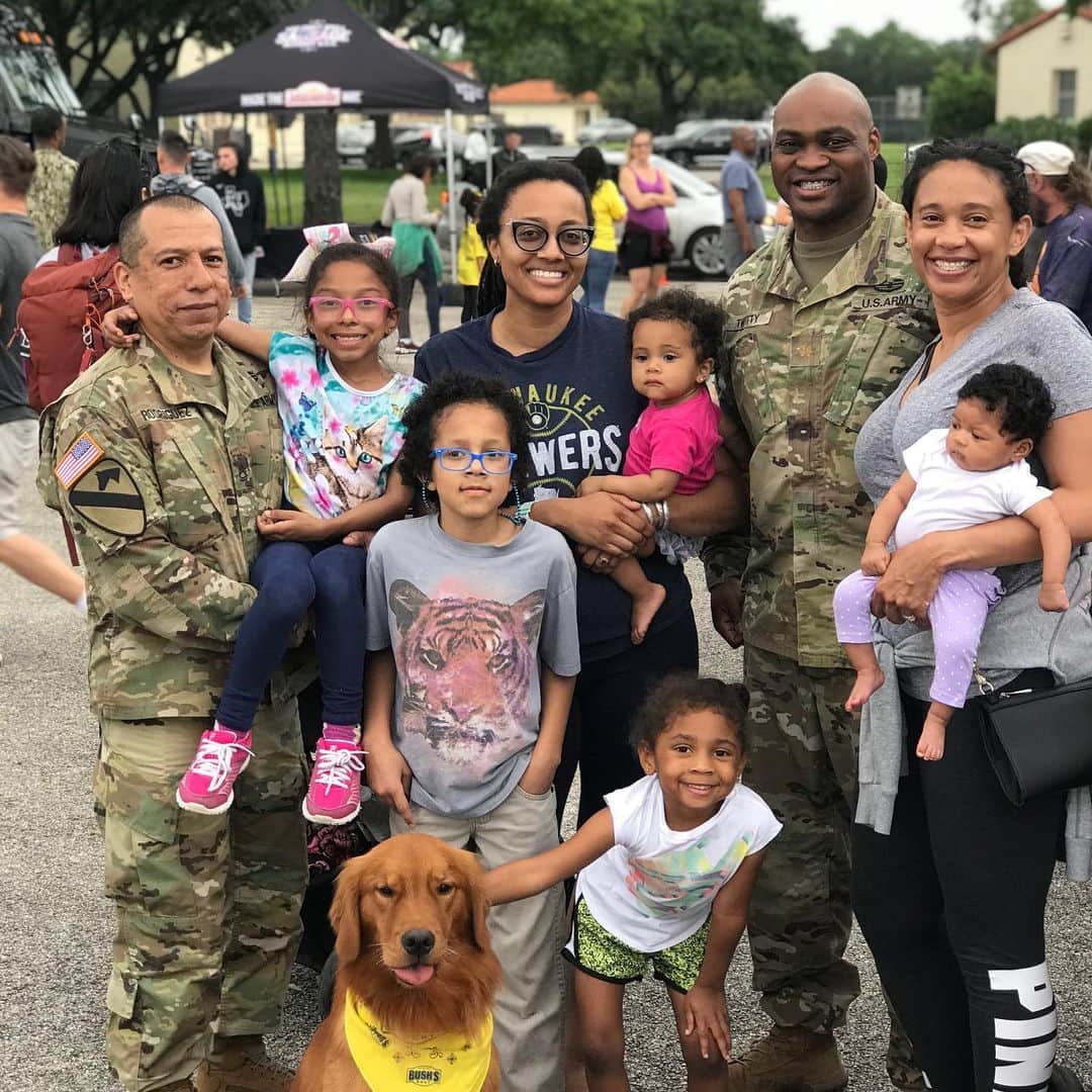 ジョンソンヴィルのインスタグラム：「Today we salute our country’s military spouses who, as David the “Admiral” Robinson described, are the “backbone of military families.” Our grillmasters served over 1,000 family members at Ft. Sam Houston in San Antonio, where several volunteers from @theuso assisted. Thank you military personnel and your families, for all you do! #militaryspouseappreciationday  #mothersday #bigtastegrill #theusos #davidrobinson」