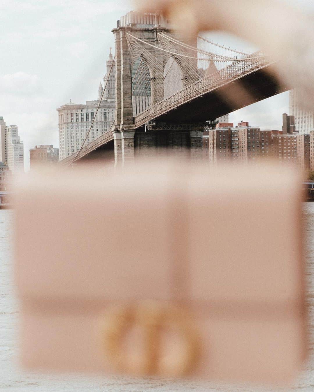 クリッセル・リムさんのインスタグラム写真 - (クリッセル・リムInstagram)「Under the Brooklyn bridge breaking in the new @dior Montaigne bag 💕 #Dior30Montaigne #SuppliedbyDior 📷: @_younknown_」5月11日 0時44分 - chrisellelim