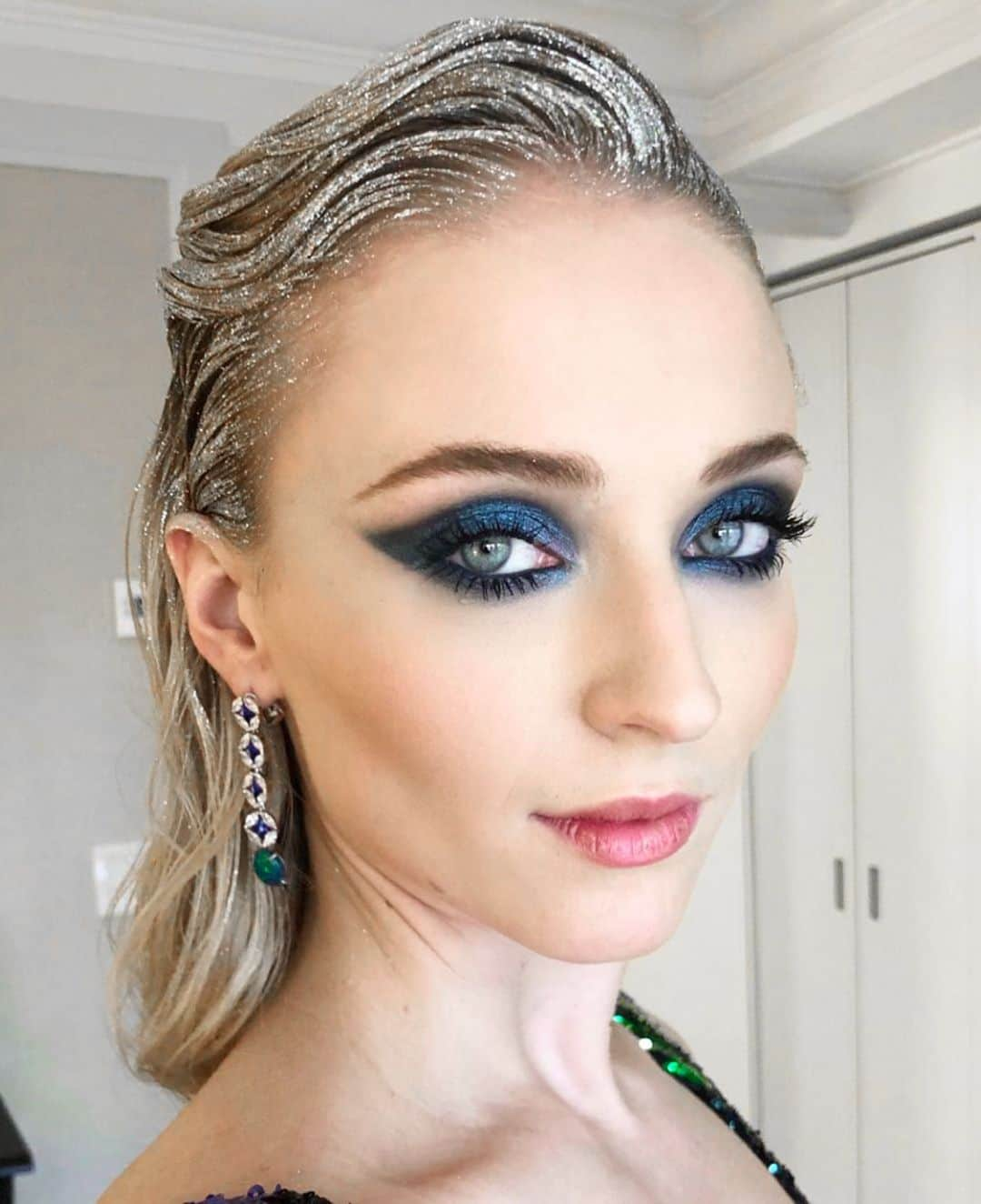 ソフィー・ターナーさんのインスタグラム写真 - (ソフィー・ターナーInstagram)「@sophiet’s look for the Met Gala. ❤️ 💇🏼‍♀️ by @cwoodhair 💄 by @georgieeisdell 👗 by @kateyoung」5月11日 6時19分 - sophieturner