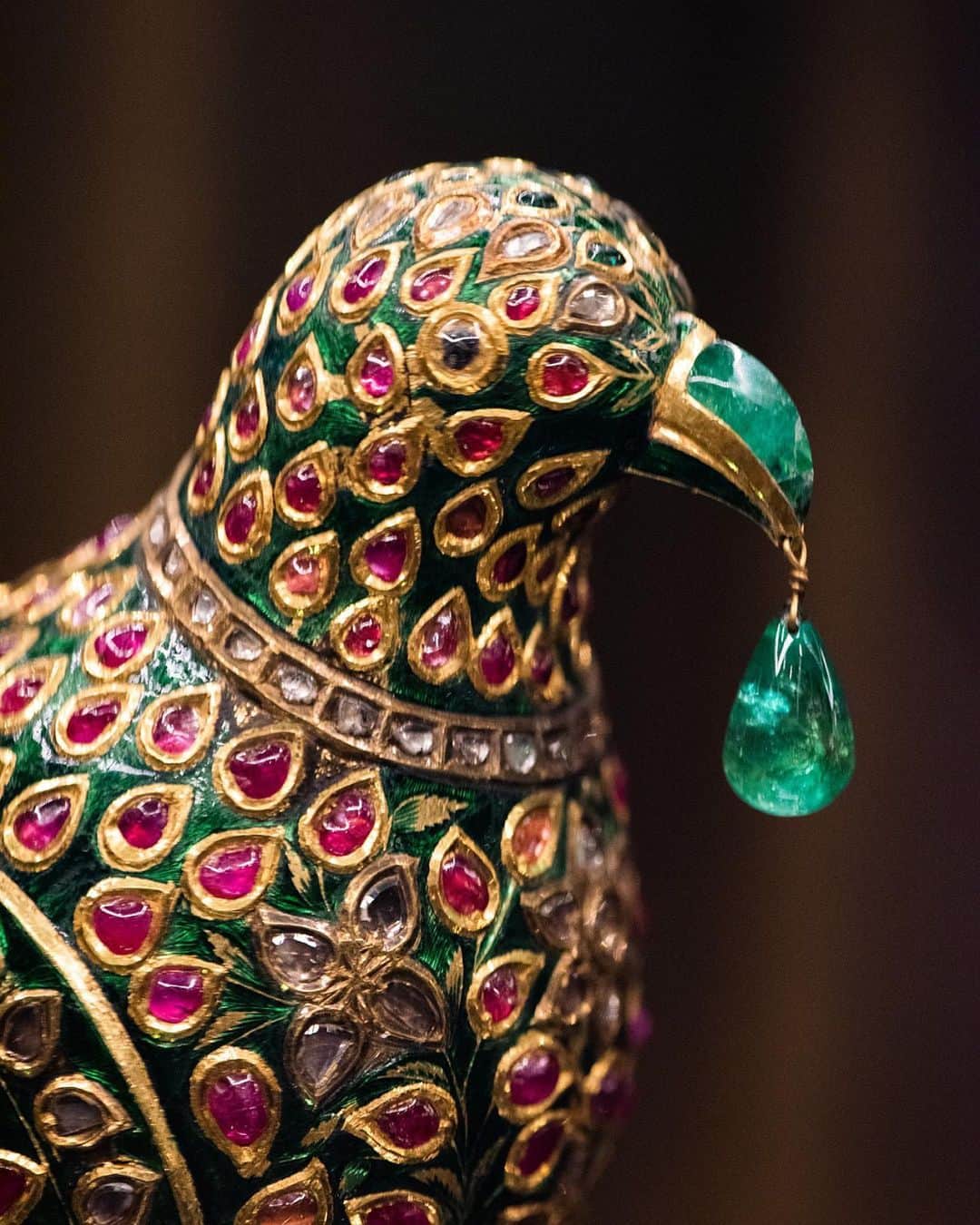 クリスティーズさんのインスタグラム写真 - (クリスティーズInstagram)「Highlights from Maharajas & Mughal Magnificence are on view in Geneva and New York from 10-14 May. Entry is free and open to all.⠀ .⠀ See more extraordinary treasures from this collection on @christiesjewels.⠀ .⠀ An enamelled and gem set model of a parrot, Hyderabad, Deccan, c. 1775-1825. 8¼ in (22.2 cm) high.⠀ .⠀ Maharajas & Mughal Magnificence – 19 June at Christie's New York.⠀⠀ .⠀ #jewels #jewellery #jewelry #mughal #indian #indianart #parrot #bird」5月11日 6時19分 - christiesinc