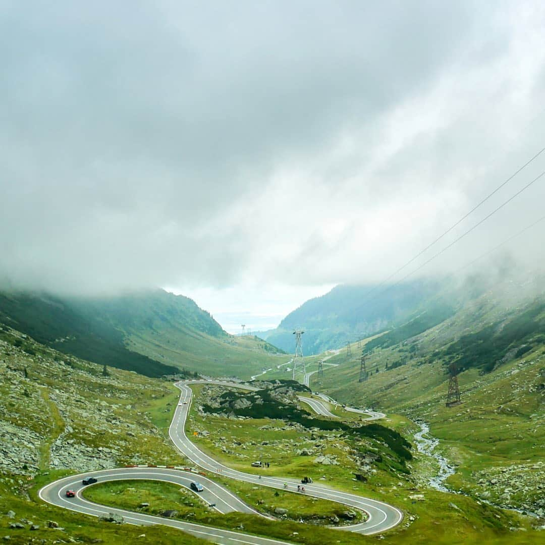 Oracle Corp. （オラクル）さんのインスタグラム写真 - (Oracle Corp. （オラクル）Instagram)「Sometimes, the road is long and winding. Oracle #AutonomousDatabase is self-driving, self-securing, and self-repairing, so the road is less convoluted. By bringing together decades of #infrastructure and database #automation, Oracle delivers a fully #autonomous database that can continuously patch, tune, back up, and upgrade the system without manual intervention, all while the system is running. We are helping businesses get back on the road. Sit back, relax, and let Oracle do the driving🚘🚀 #Romania #Transfagarasan」5月11日 6時15分 - oracle